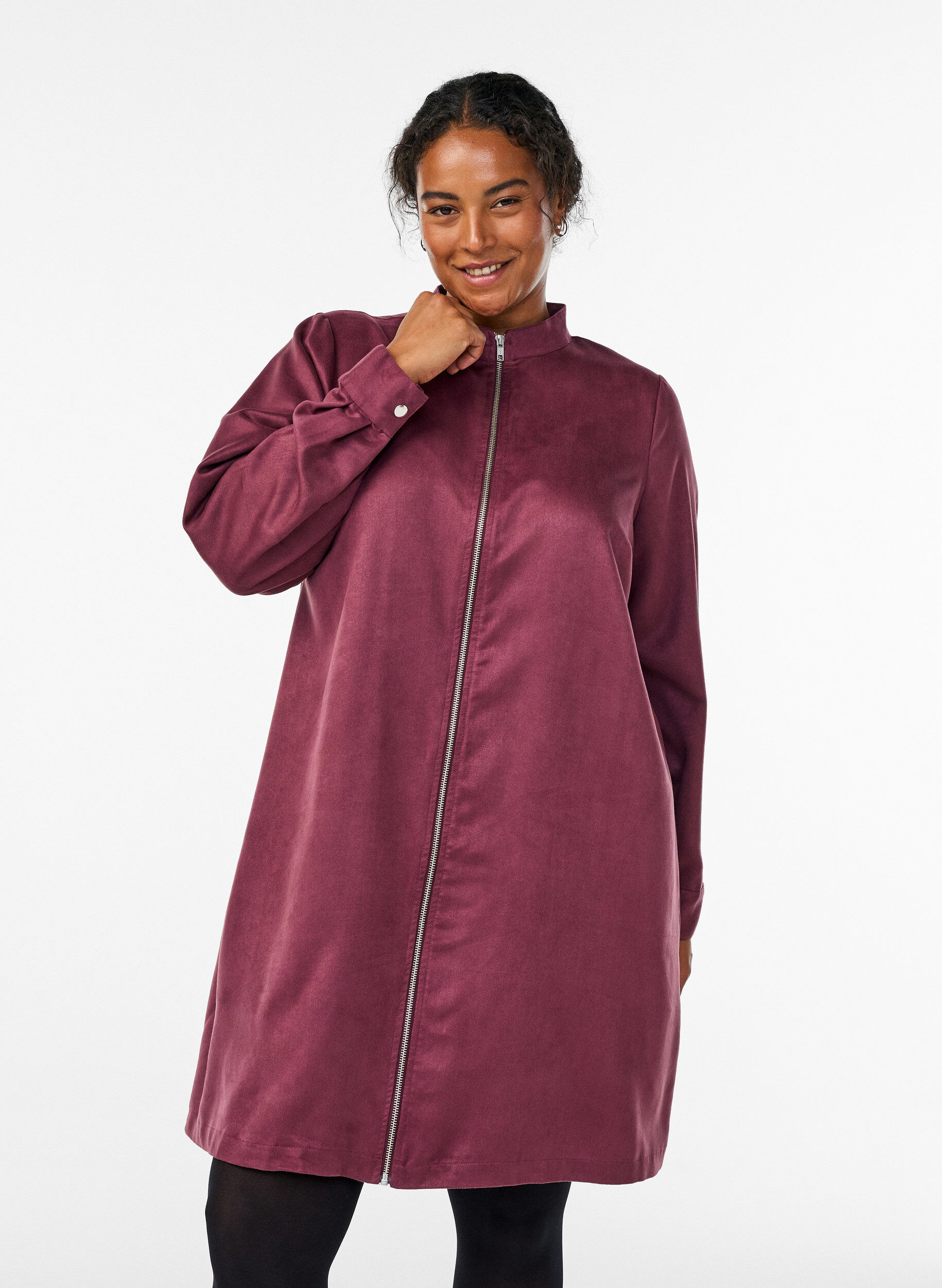 L&aring;ng skjorta i mockaimitation med dragkedja, R&ouml;d, Model