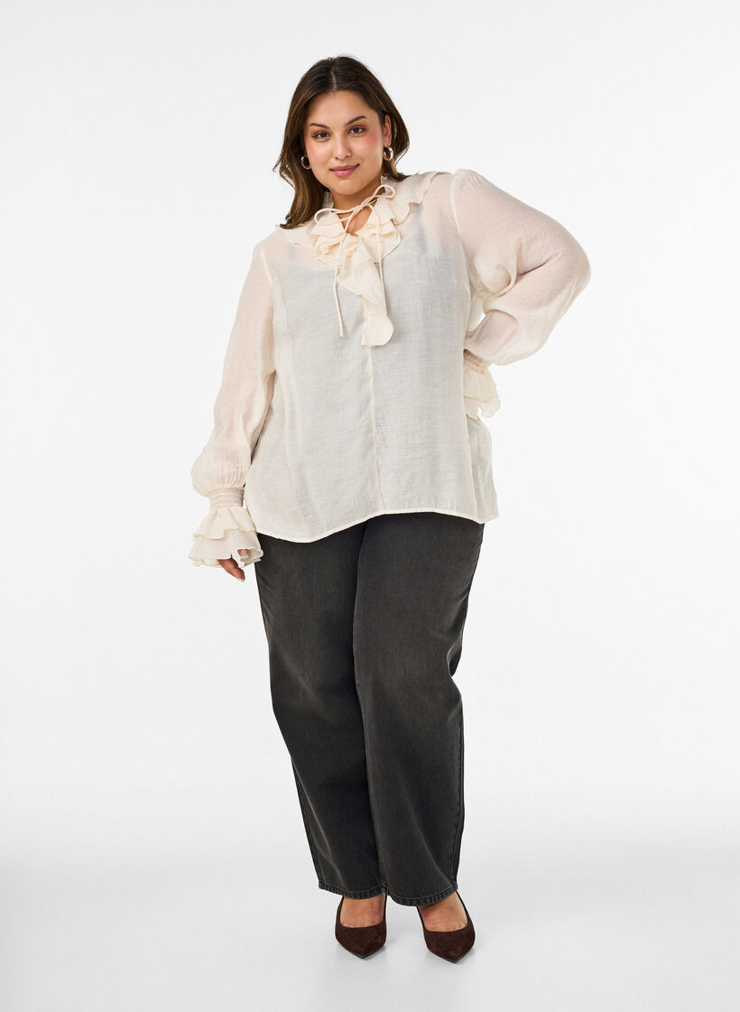 Blus i viskos med volanger och l&aring;nga &auml;rmar, Vanilla, Model image number 1