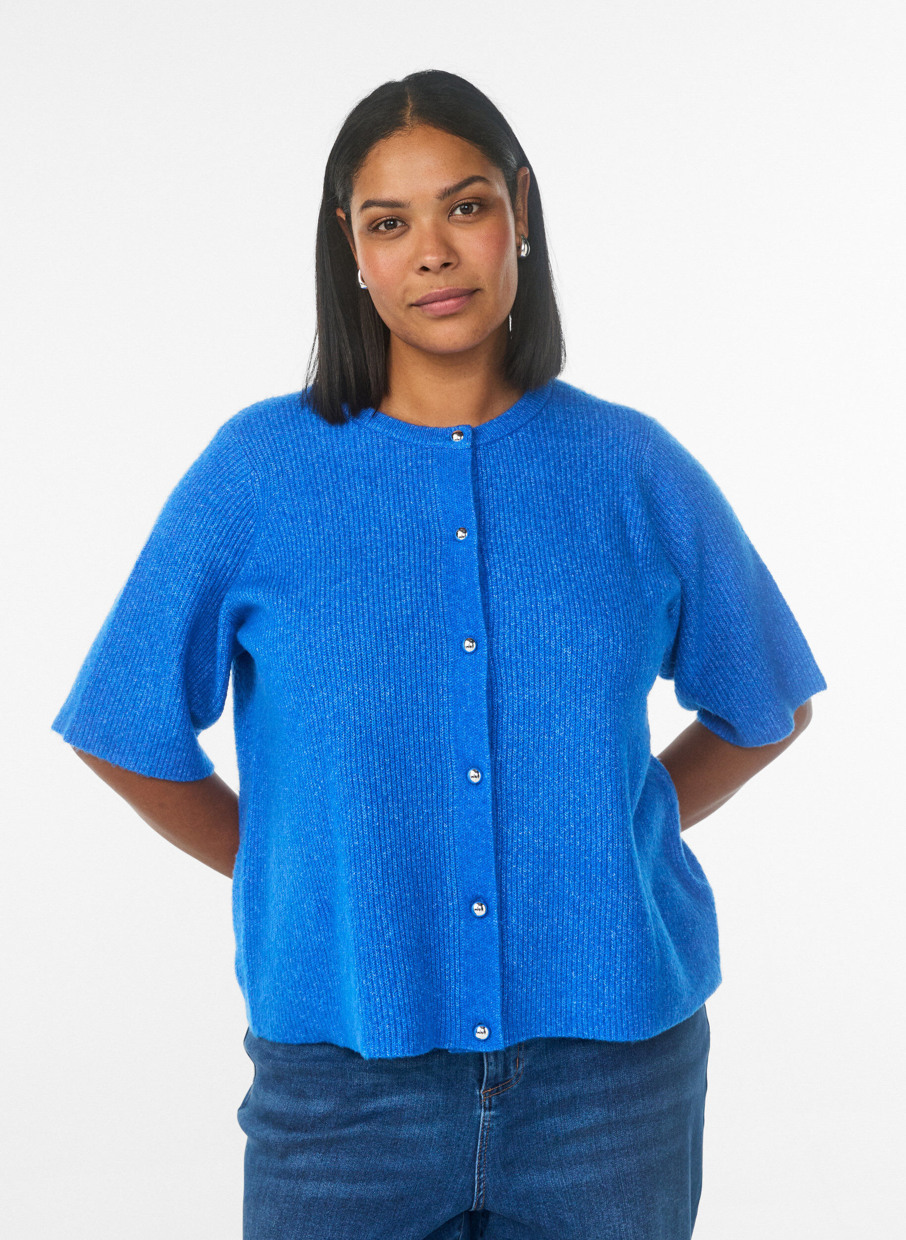 Zizzi Kort&auml;rmad stickad kofta med glansiga kulknappar, Bl&aring;, Model image number 0