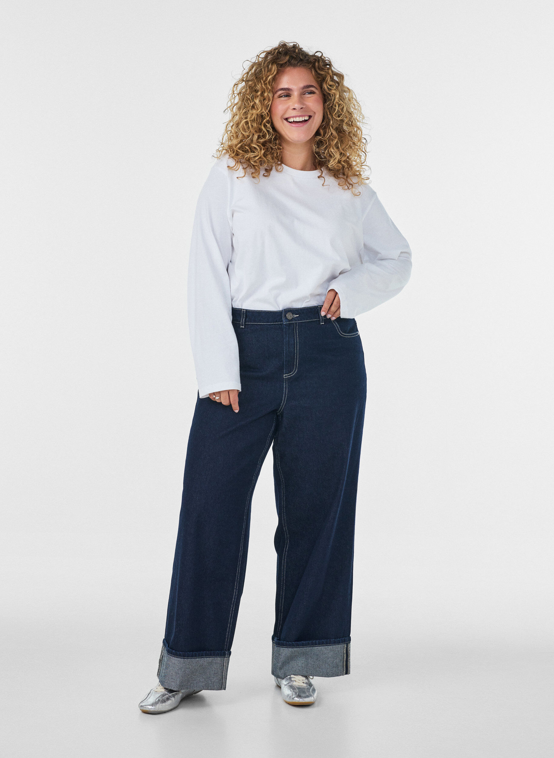 ZizziJeans i bred passform med breda uppvik och kontrasts&ouml;mmar, Bl&aring;, Model image number 0