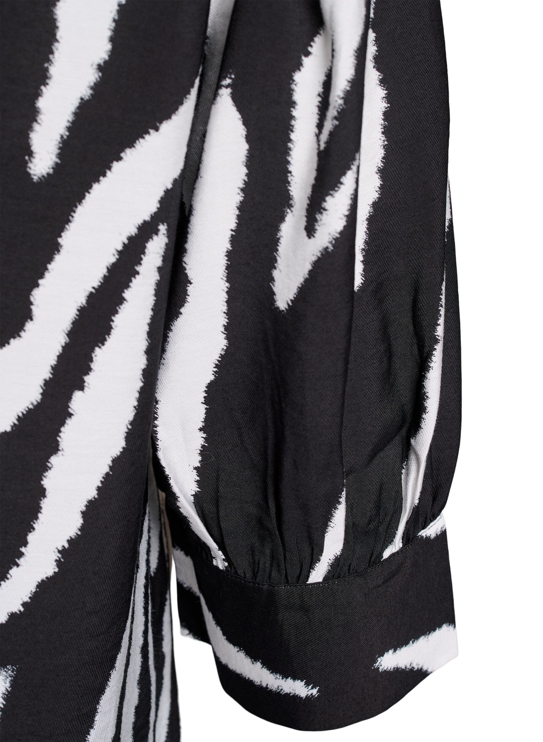 Zizzi Blus med smock och l&aring;nga &auml;rmar, Svart, Packshot image number 3