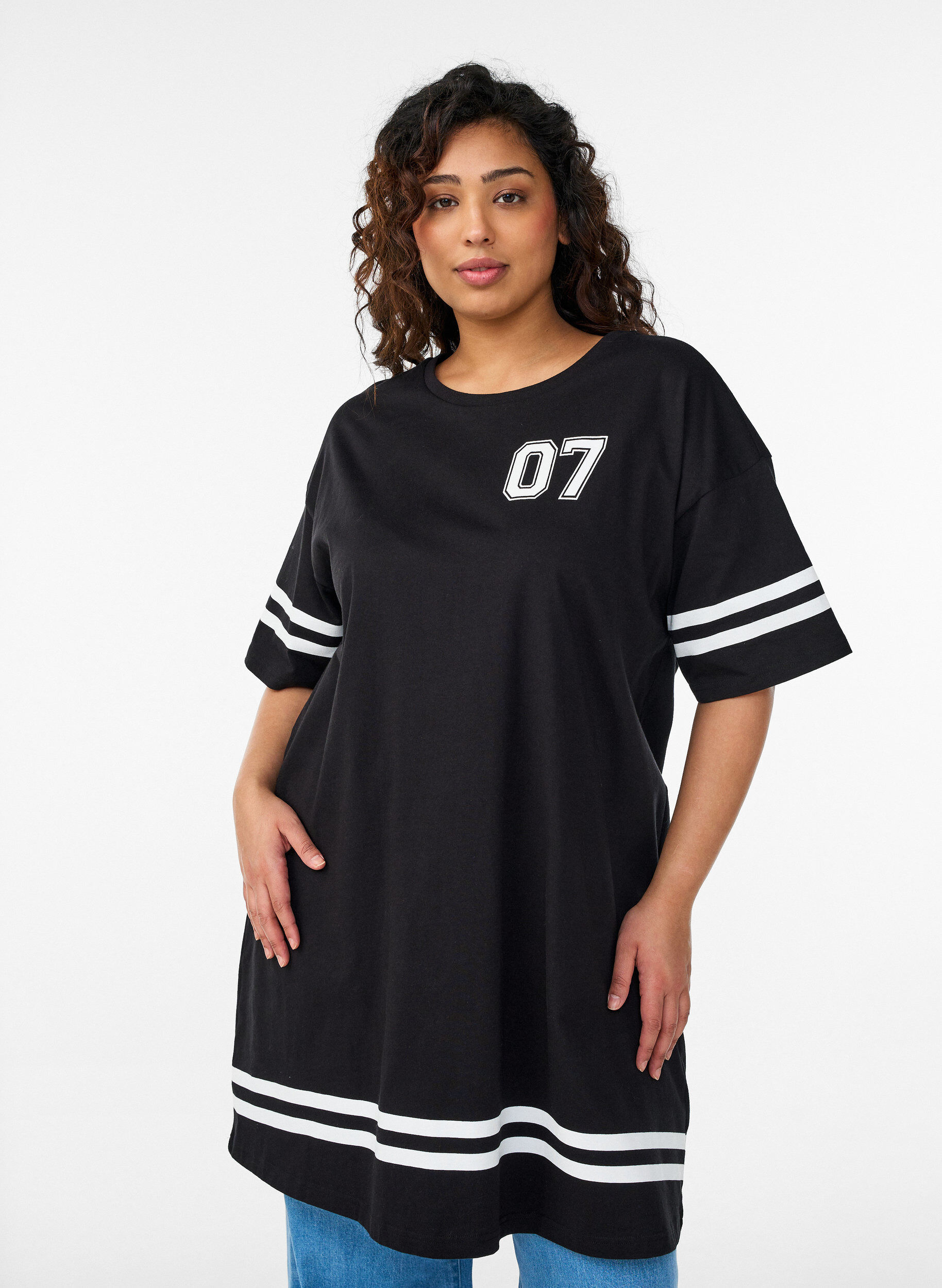 Kort t-shirtkl&auml;nning med sportiga detaljer, Svart, Model