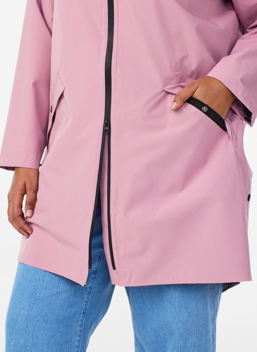 Regnjacka med fickor och huva, Rosa, Model