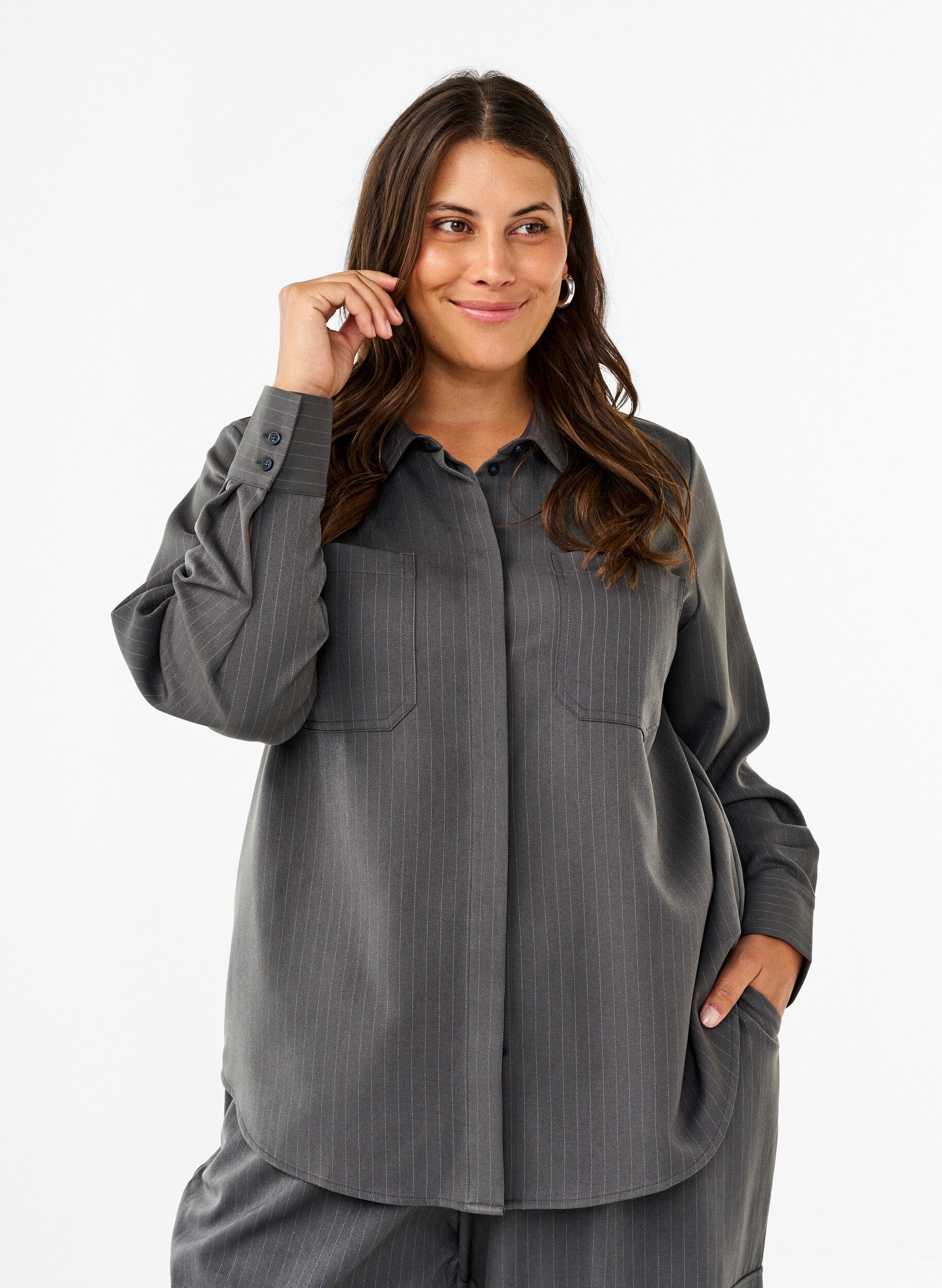 Zizzi Kritstrecksrandig skjorta med krage och br&ouml;stfickor, Dark Shadow Pin St., Model image number 0