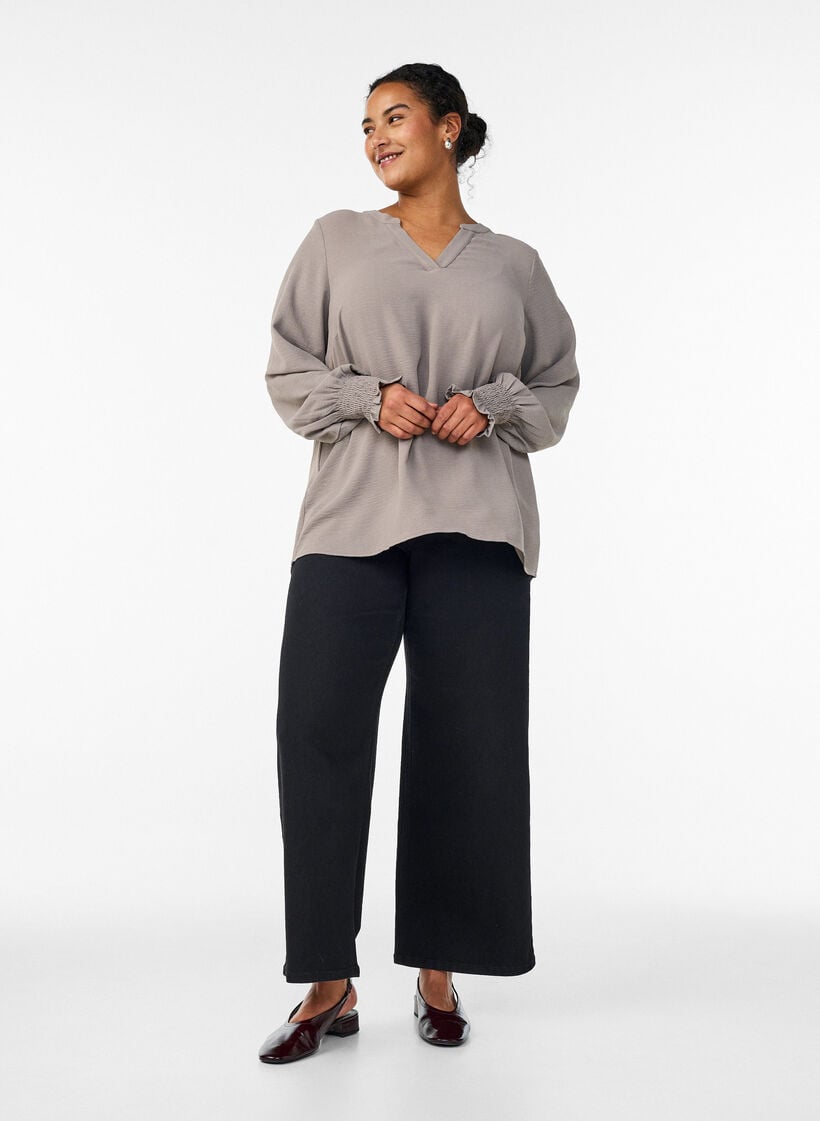 Blus med smockade manschetter och v-ringning, Beige, Model image number 1