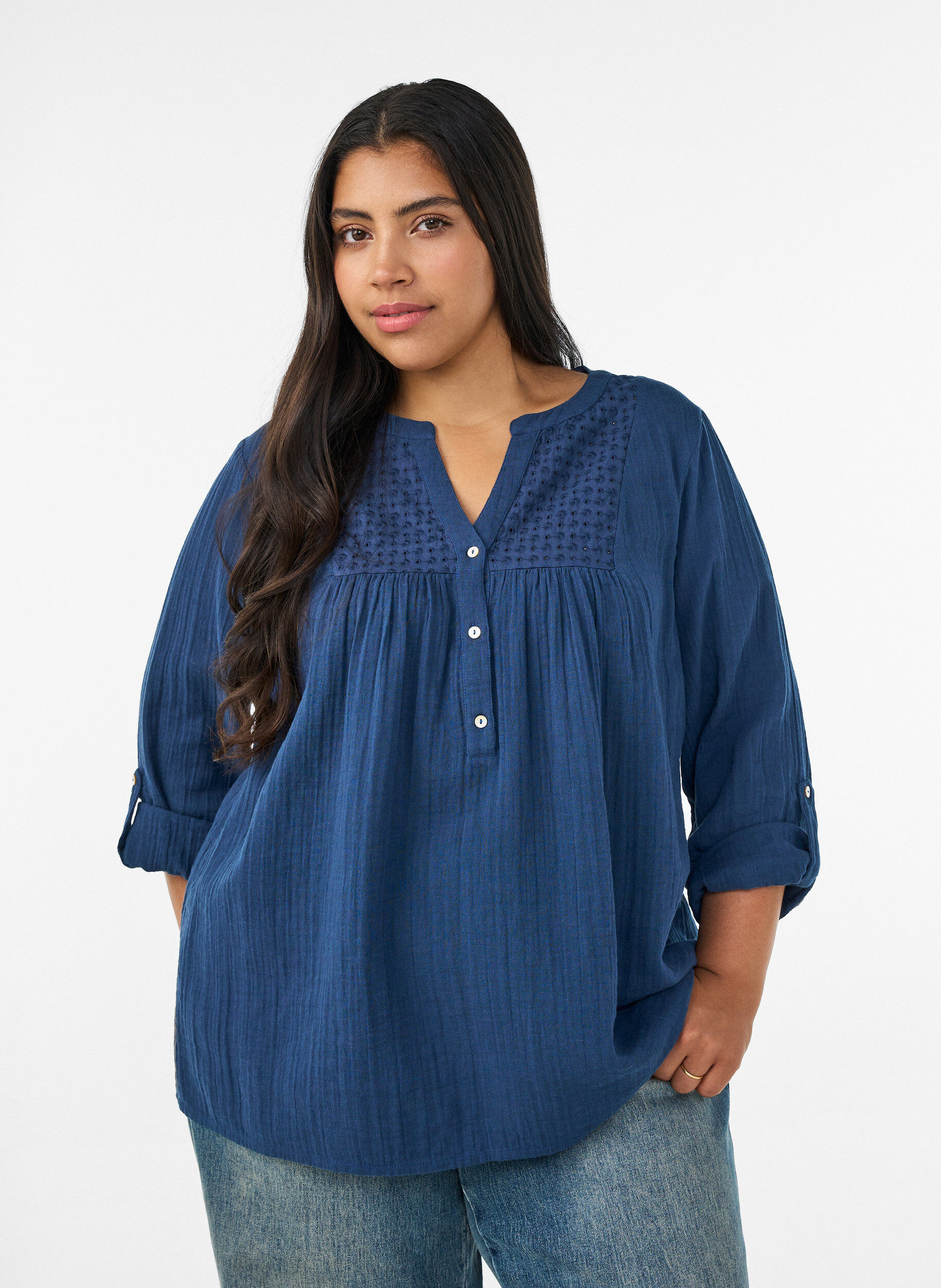 ZizziBlus i bomullsmuslin med broderie anglaise, Bl&aring;, Model image number 0