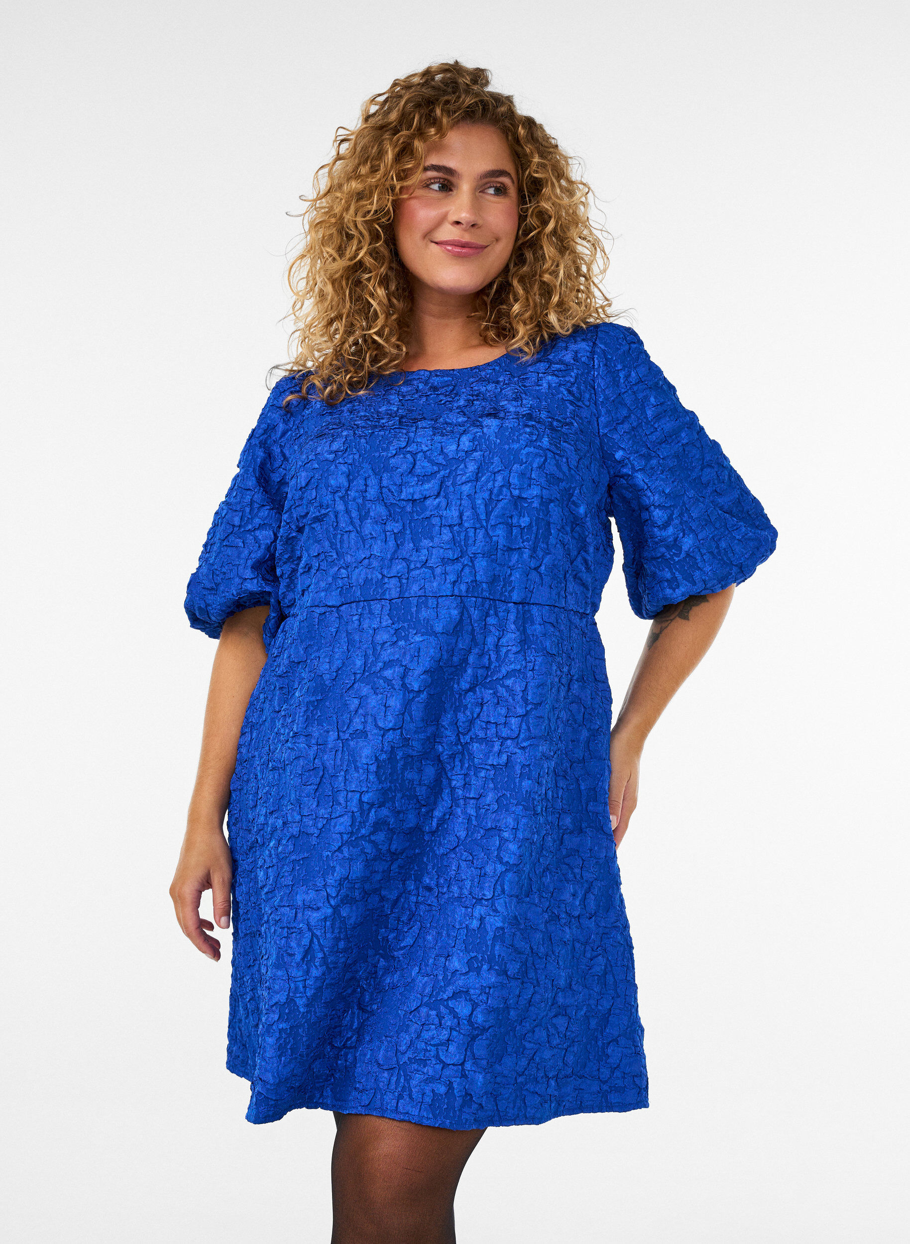 A-linjeformad kl&auml;nning i jacquard med puff&auml;rmar, Bl&aring;, Model