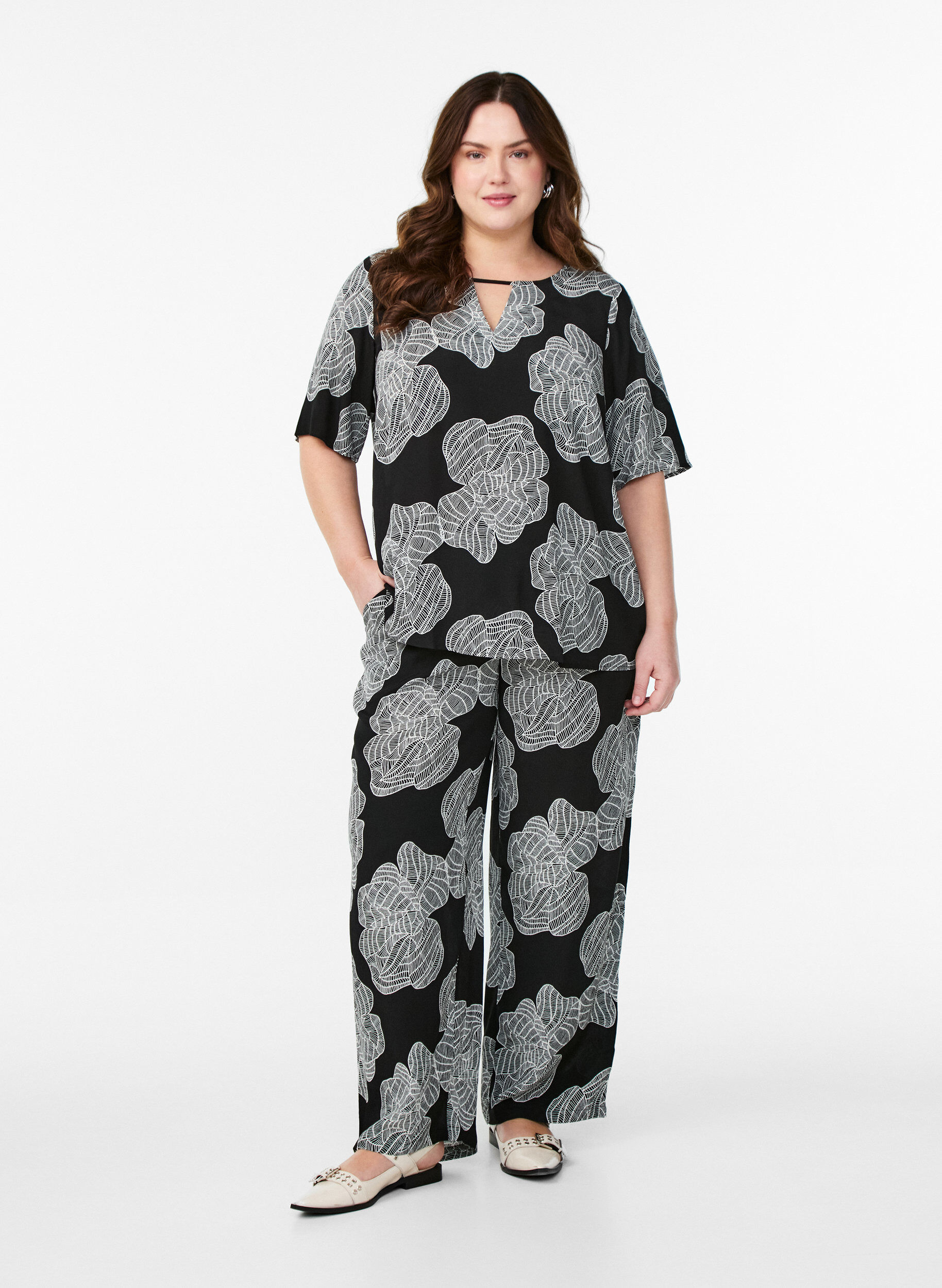 Zizzi Kort&auml;rmad viskosblus med tryck, Svart, Model image number 1