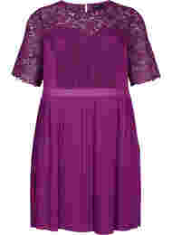Kortärmad klänning med spets, Grape Juice