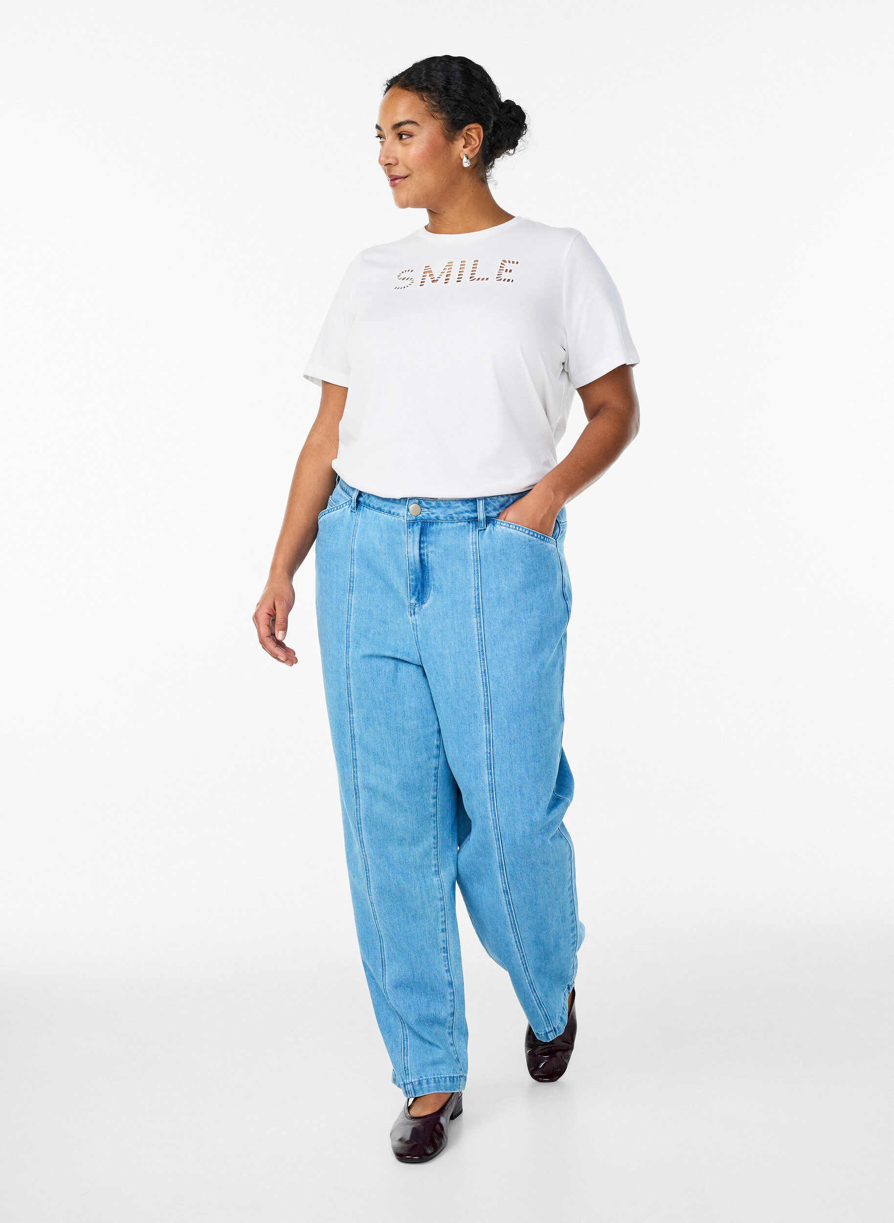 Zizzi T-shirt i bomull med broderad text, Vit, Model image number 1