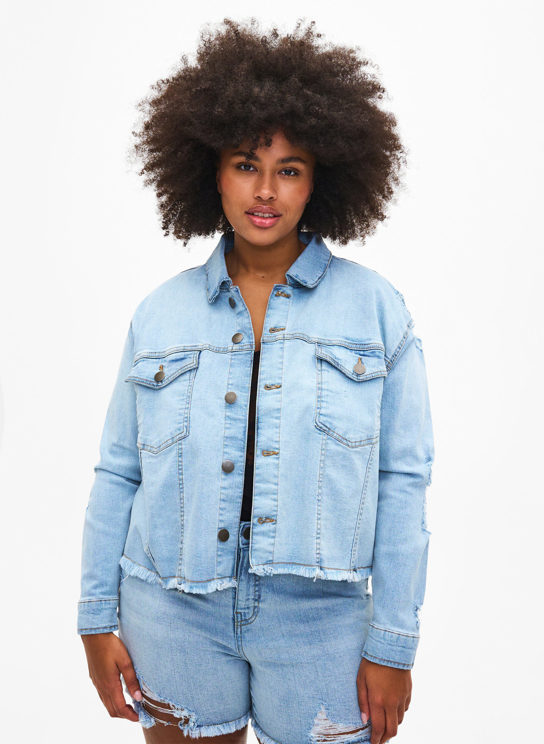 Zizzi Kort jeansjacka med slitna detaljer, Light Blue Denim, Model image number 0