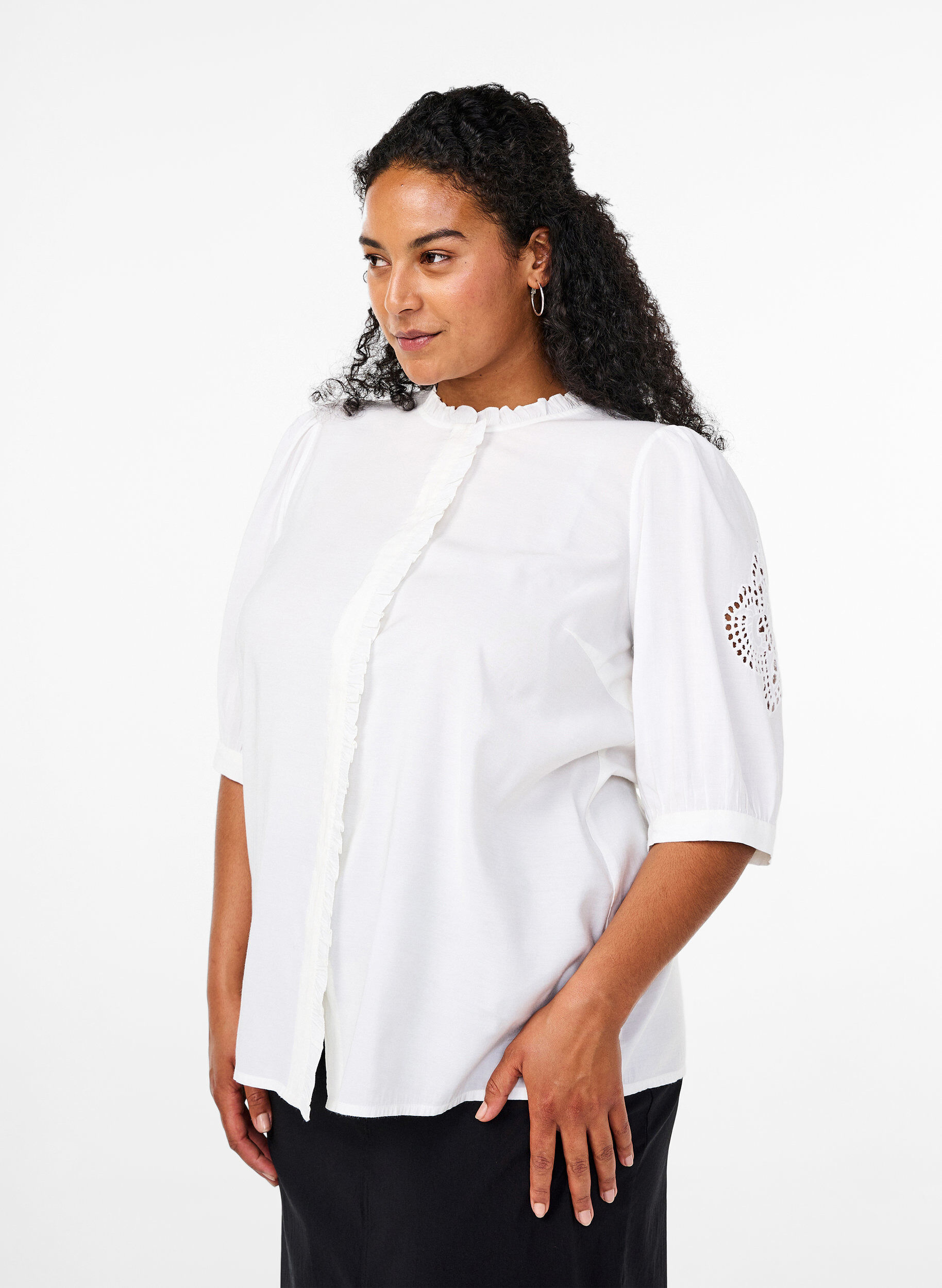 Zizzi Skjortblus med volanger och broderie anglaise, Vit, Model image number 0