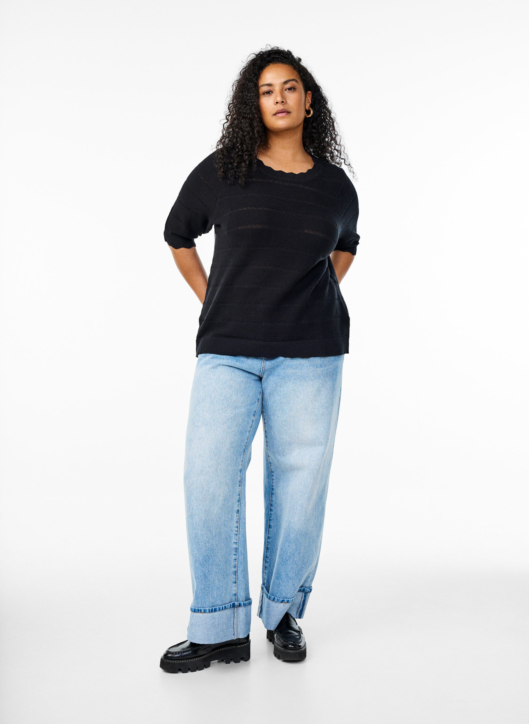 Zizzi Stickad blus med randigt h&aring;lm&ouml;nster och korta &auml;rmar, Svart, Model image number 1