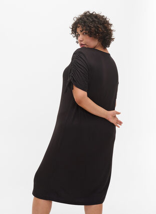 Kortärmad viskosklänning med snördetaljer, Black, Model image number 1