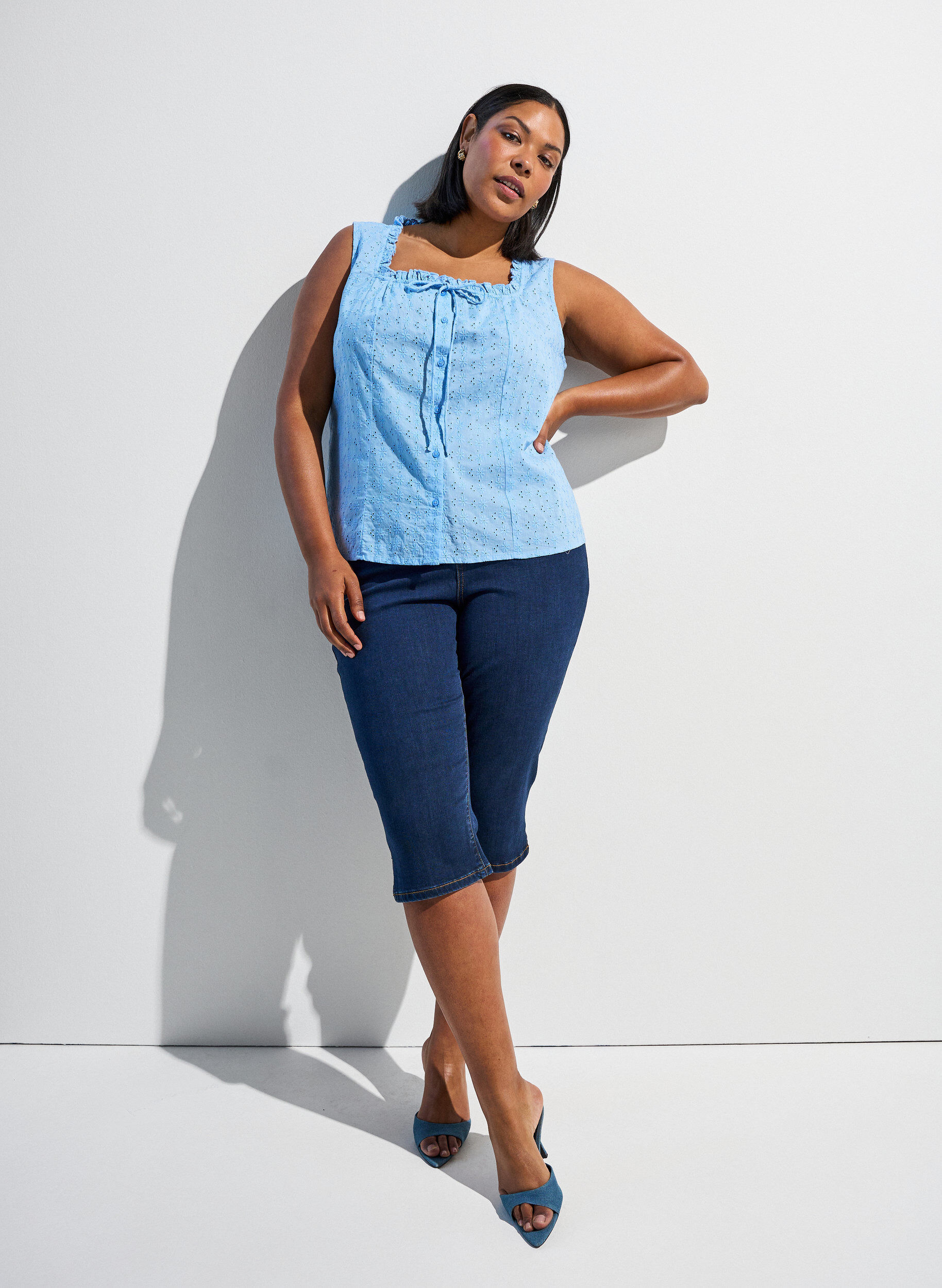 &Auml;rml&ouml;s blus med broderie anglaise och volanger