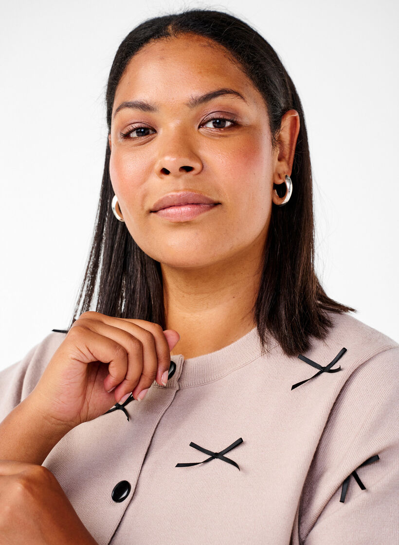 Stickad kofta med rosetter, Simply T. Black Bows, Model image number 2