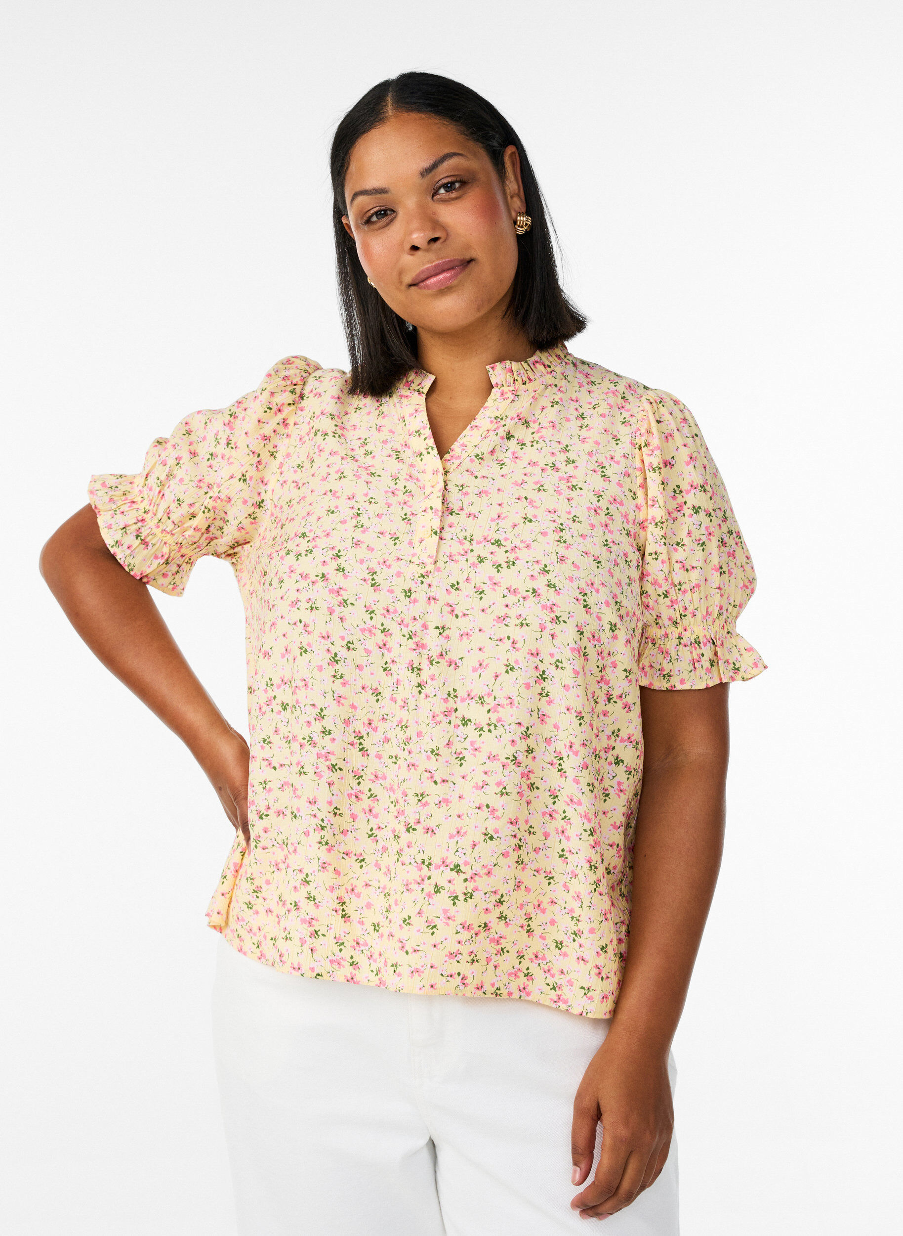 Blommig blus i viskos med korta &auml;rmar och volangkrage, Gul, Model