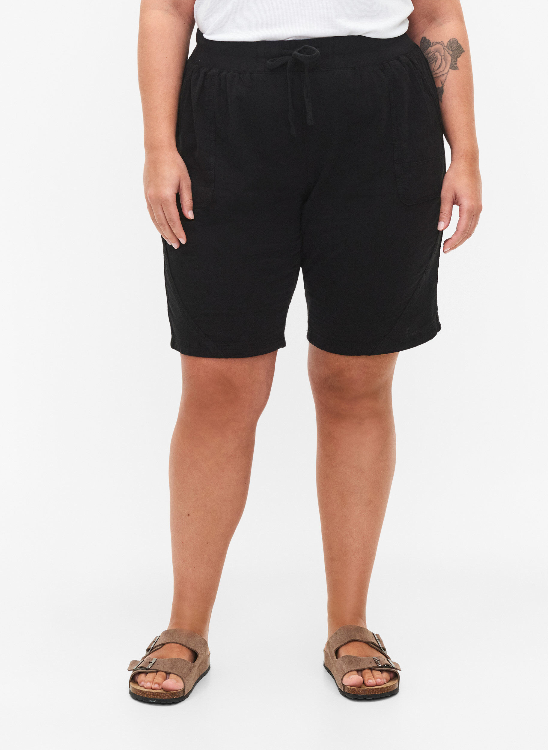 Zizzi L&ouml;sa shorts i bomull med fickor, Svart, Model image number 4