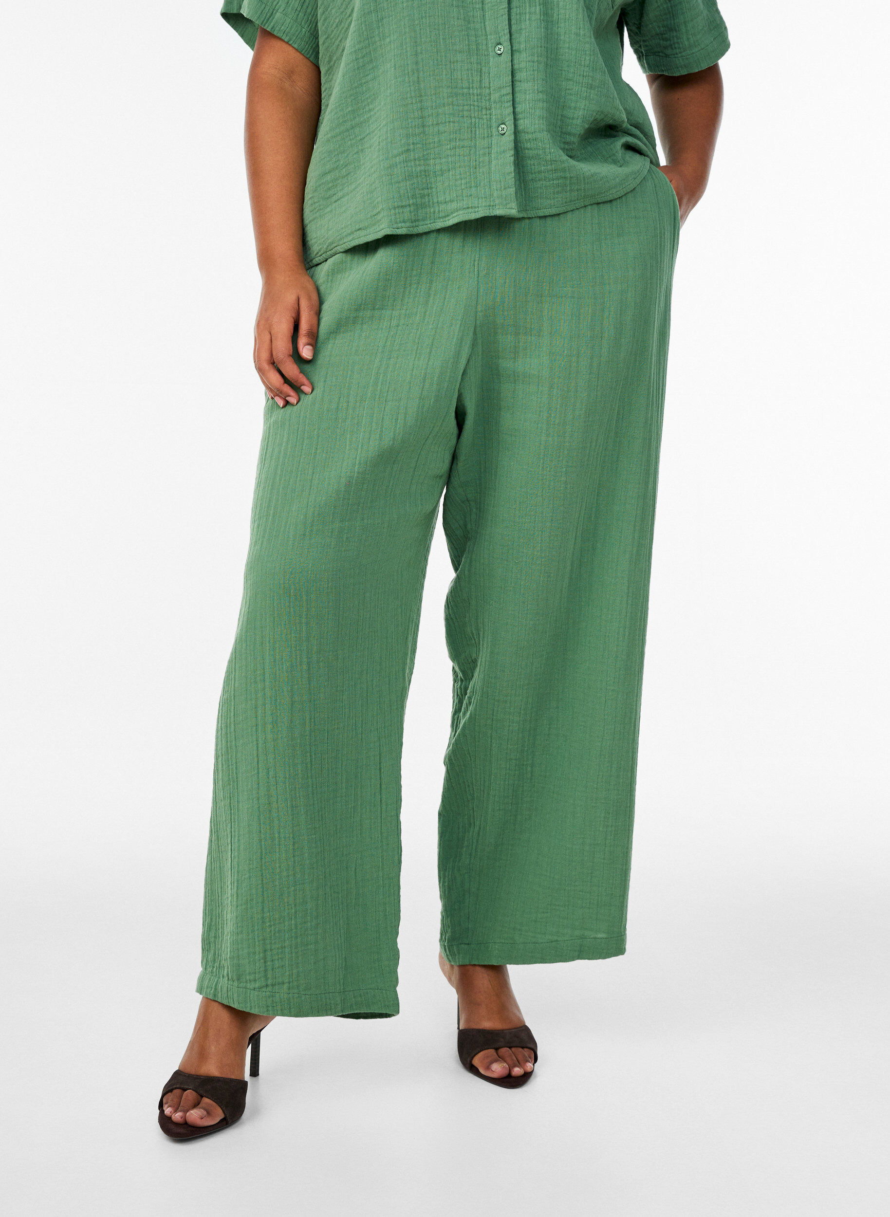 ZizziByxor i bomullsmuslin med h&ouml;g midja och l&ouml;sa ben, Gr&ouml;n, Model image number 2