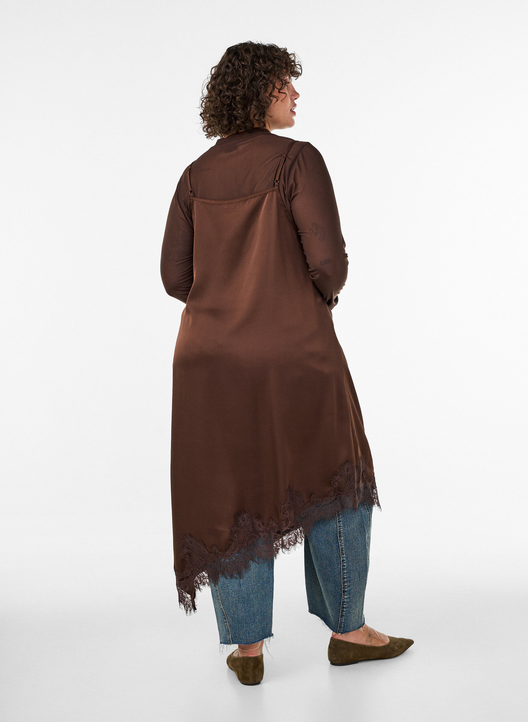 ZizziKl&auml;nning i satin med spets och asymmetrisk f&aring;ll, Brun, Model image number 1