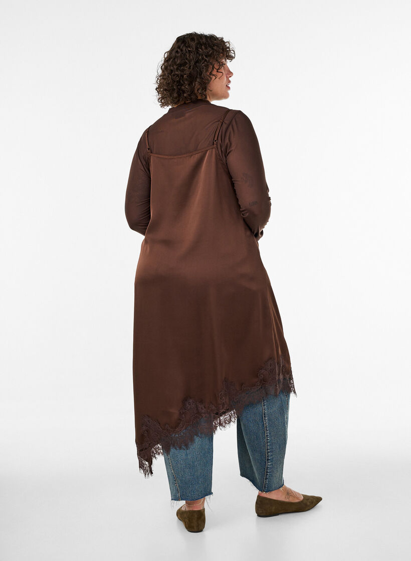 Kl&auml;nning i satin med spets och asymmetrisk f&aring;ll, Brun, Model image number 1