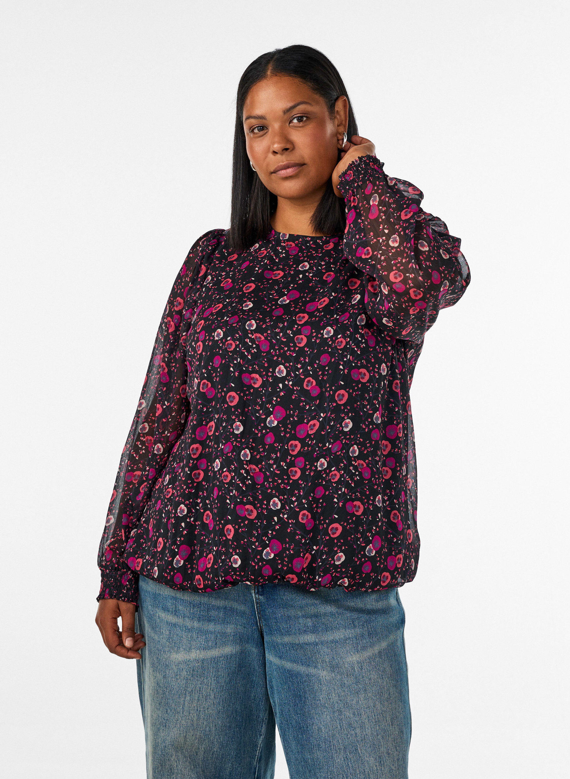 ZizziBlommig blus i chiffong med genomskinliga &auml;rmar, Svart, Model image number 0