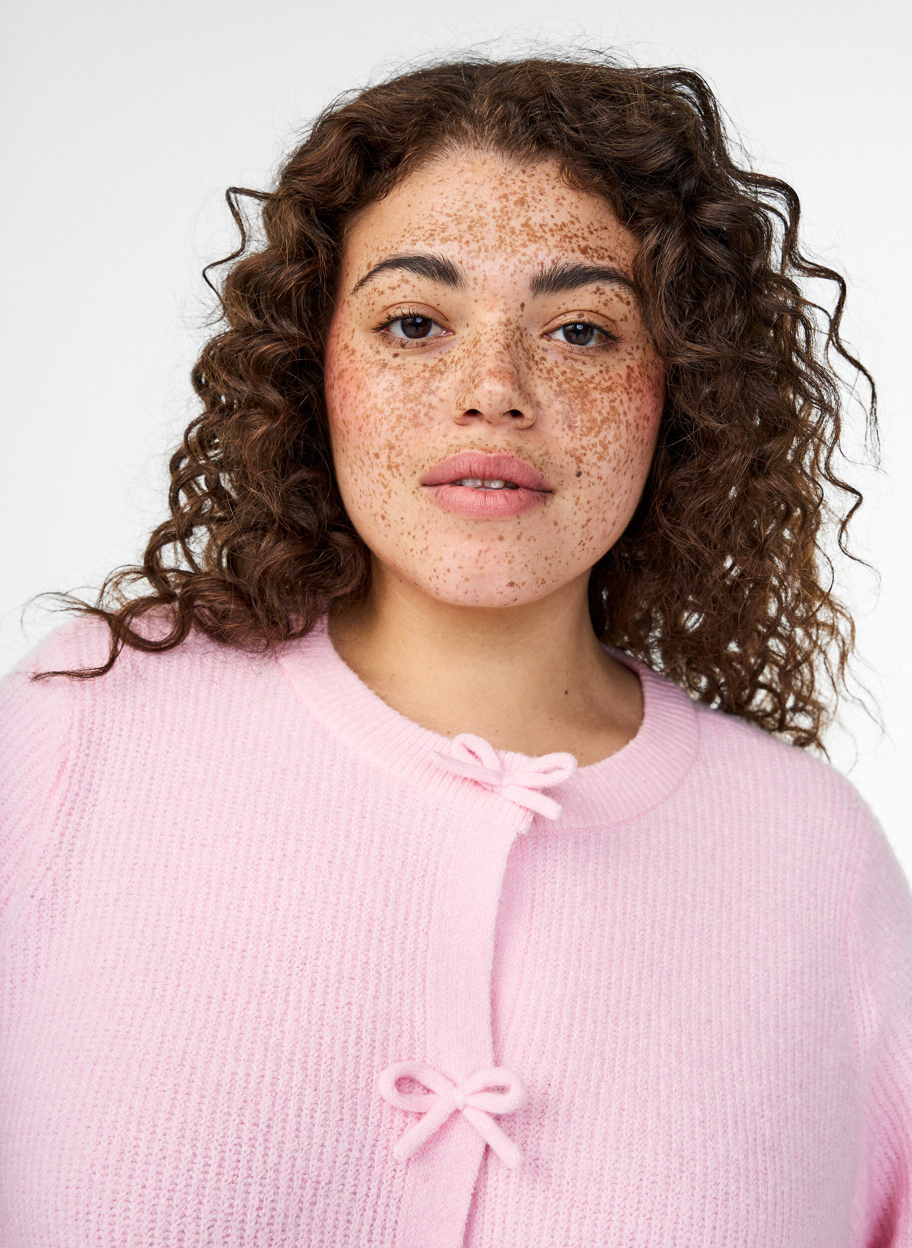 Zizzi Kort&auml;rmad stickad kofta med rosetter, Rosa, Model image number 3