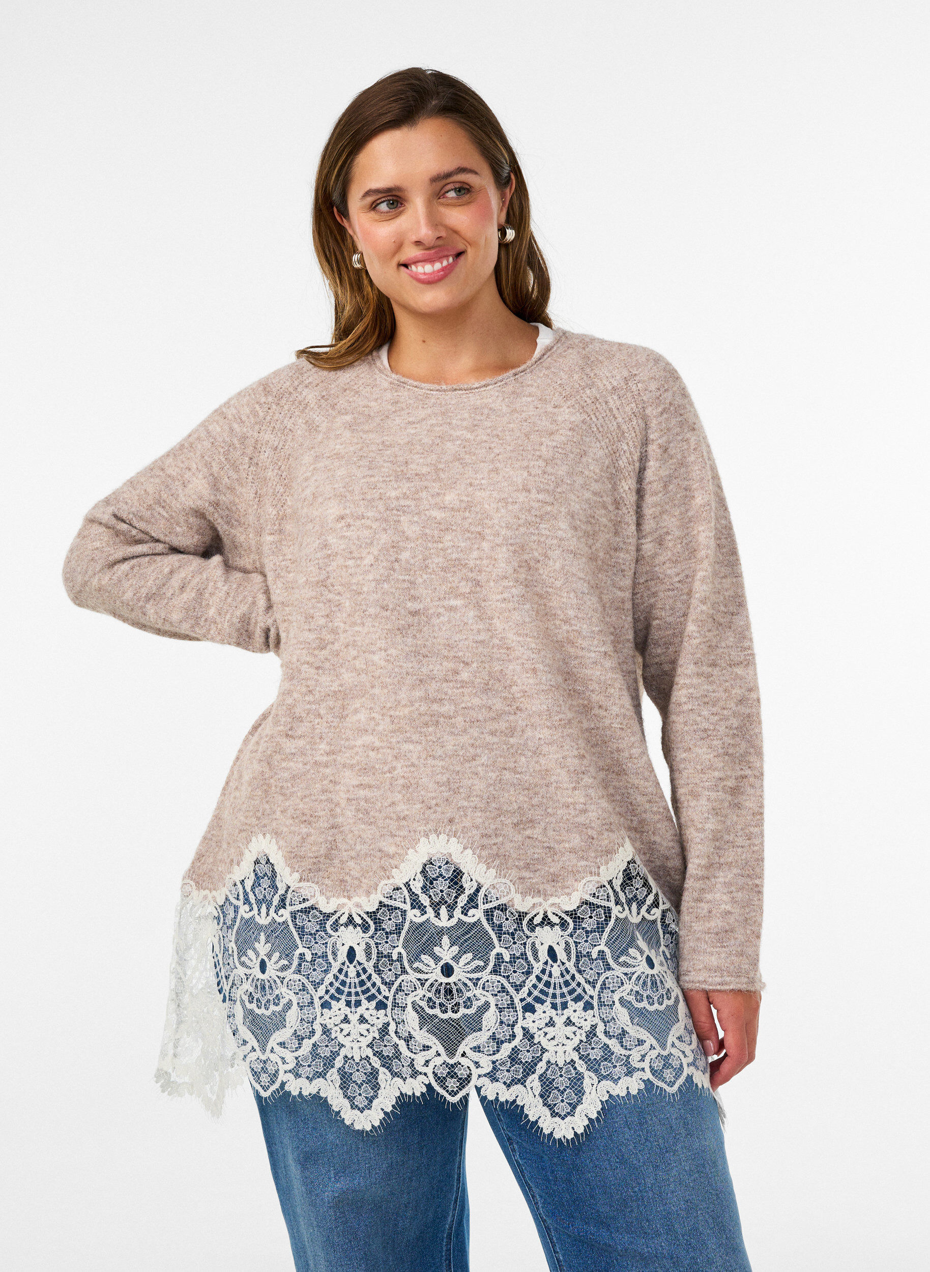 Stickad blus med raglan&auml;rmar och bred spetskant, Beige, Model