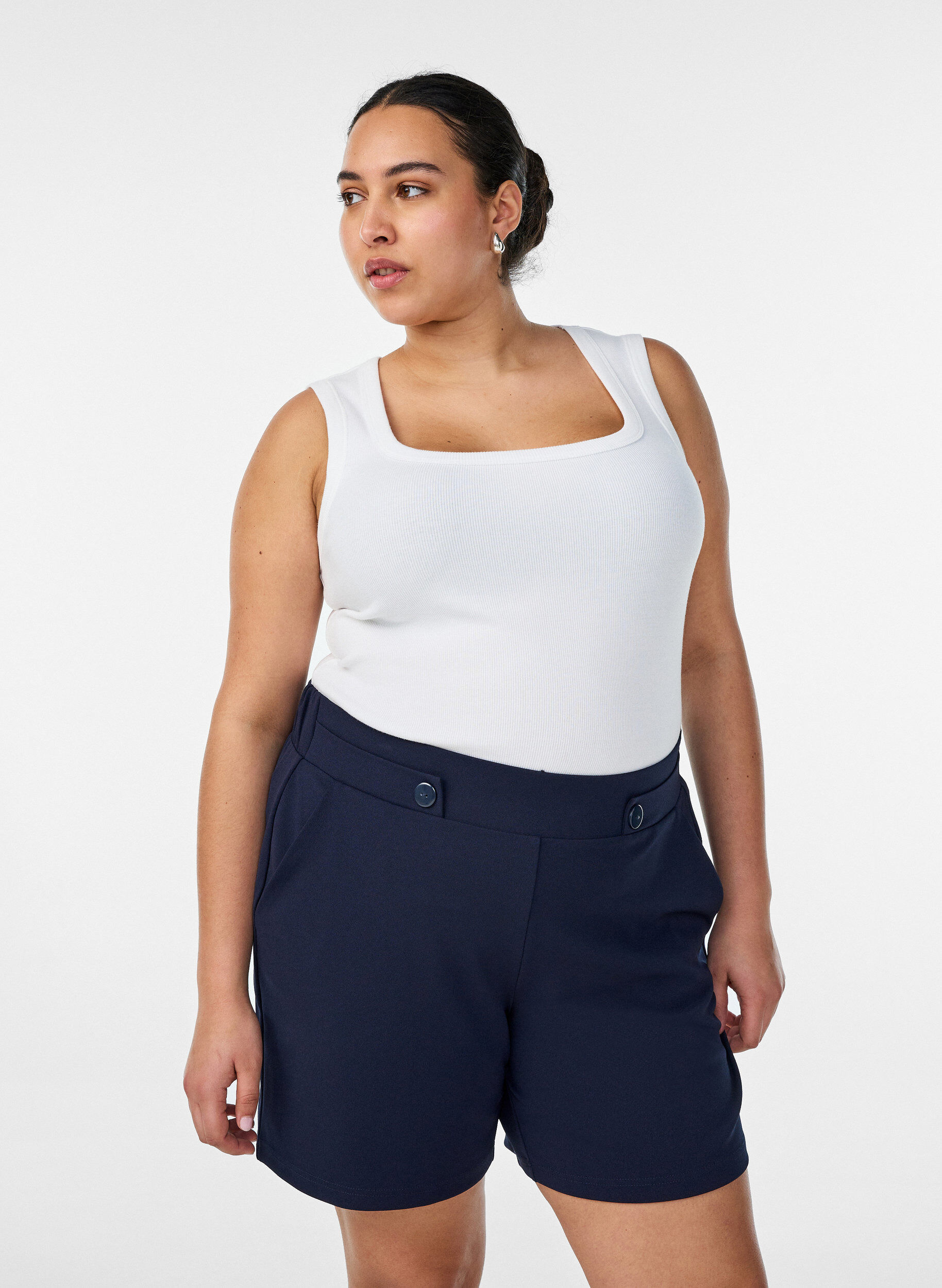 Shorts med fickor och l&ouml;s passform, Bl&aring;, Model