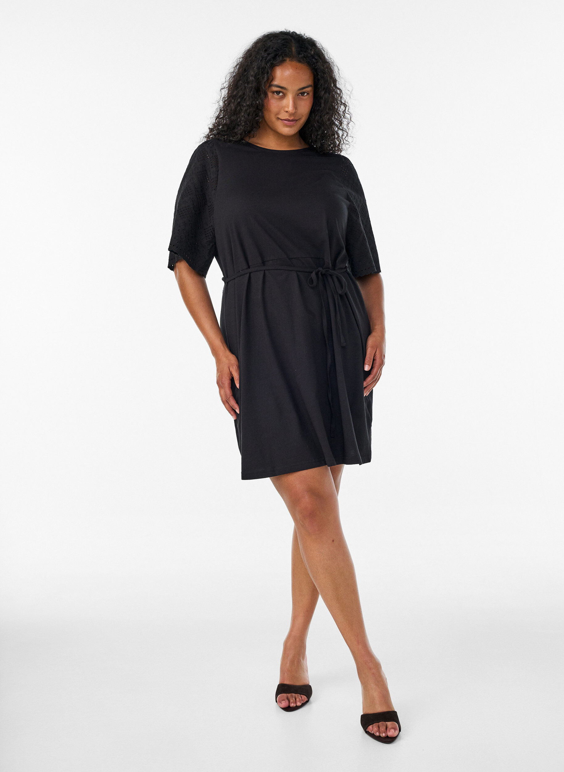 ZizziKl&auml;nning i bomull med &auml;rmar i broderie anglaise och knytsk&auml;rp i midjan, Svart, Model image number 1