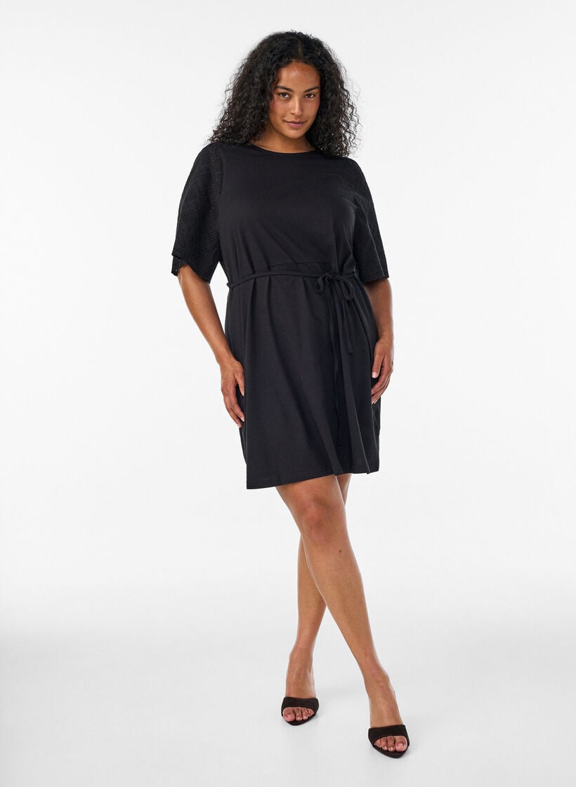 Kl&auml;nning i bomull med &auml;rmar i broderie anglaise och knytsk&auml;rp i midjan, Svart, Model image number 1