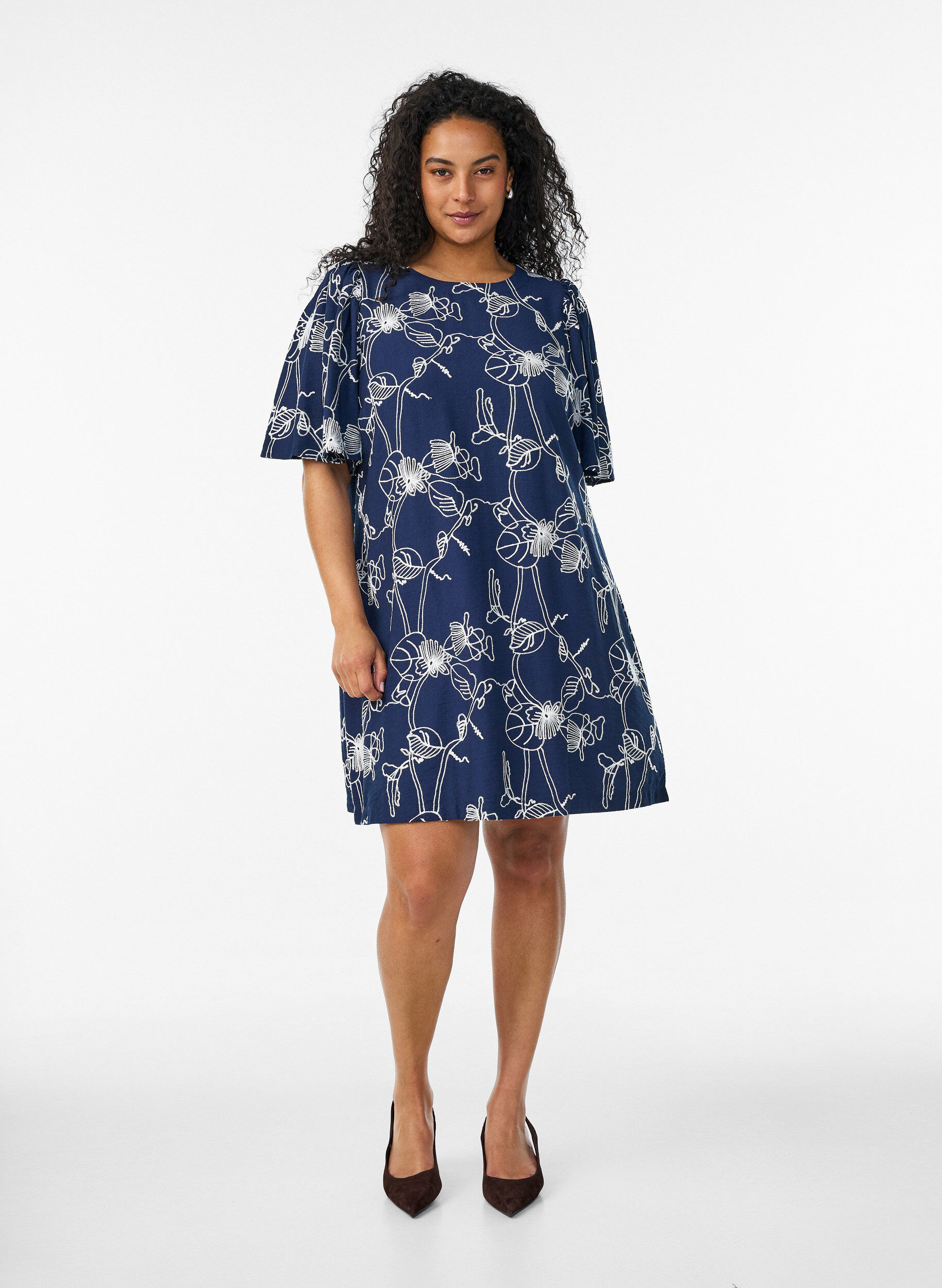 ZizziKort A-linjeformad kl&auml;nning med broderat m&ouml;nster, Bl&aring;, Model image number 1