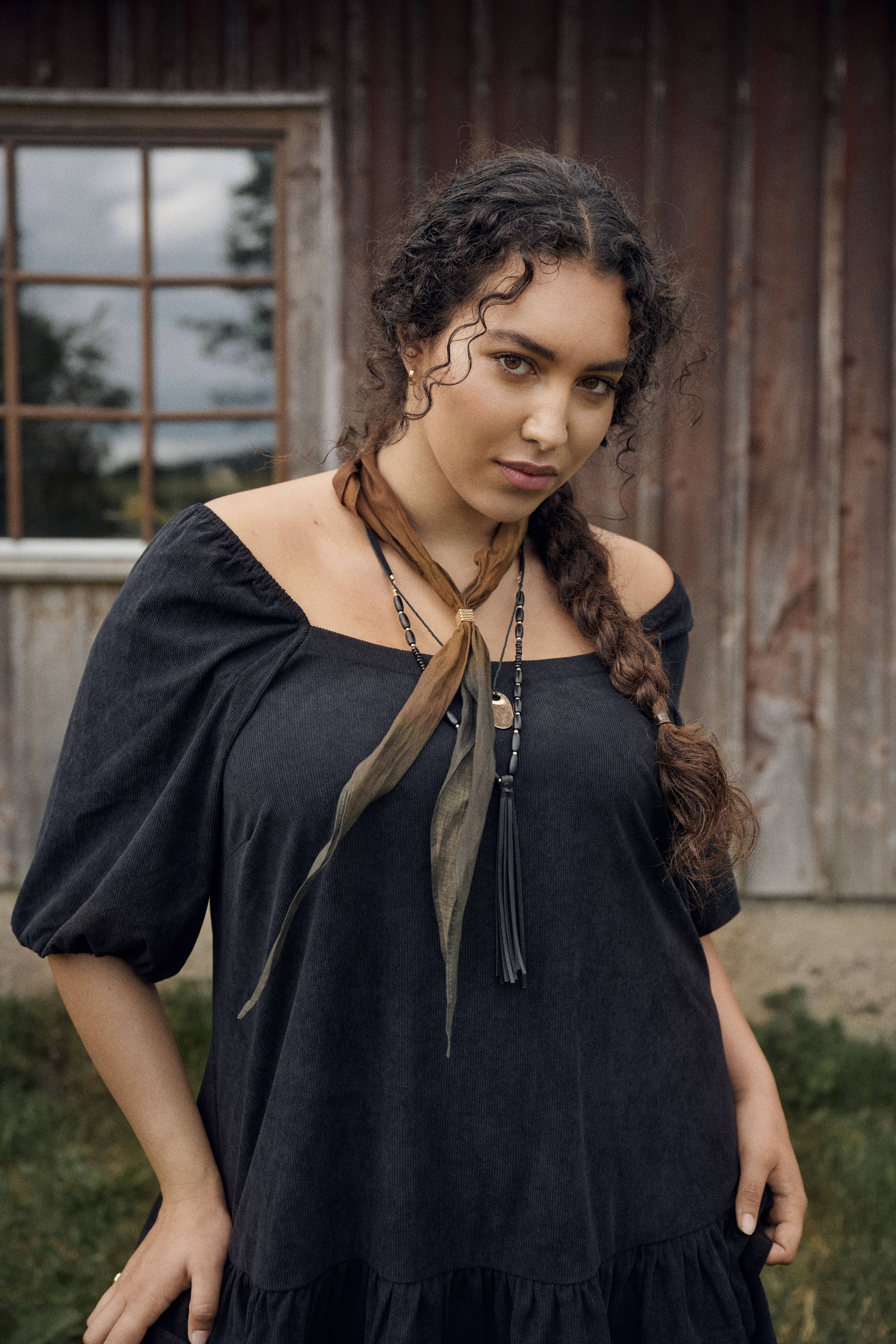 Zizzi Sammetskl&auml;nning med fyrkantig halsringning, , Model