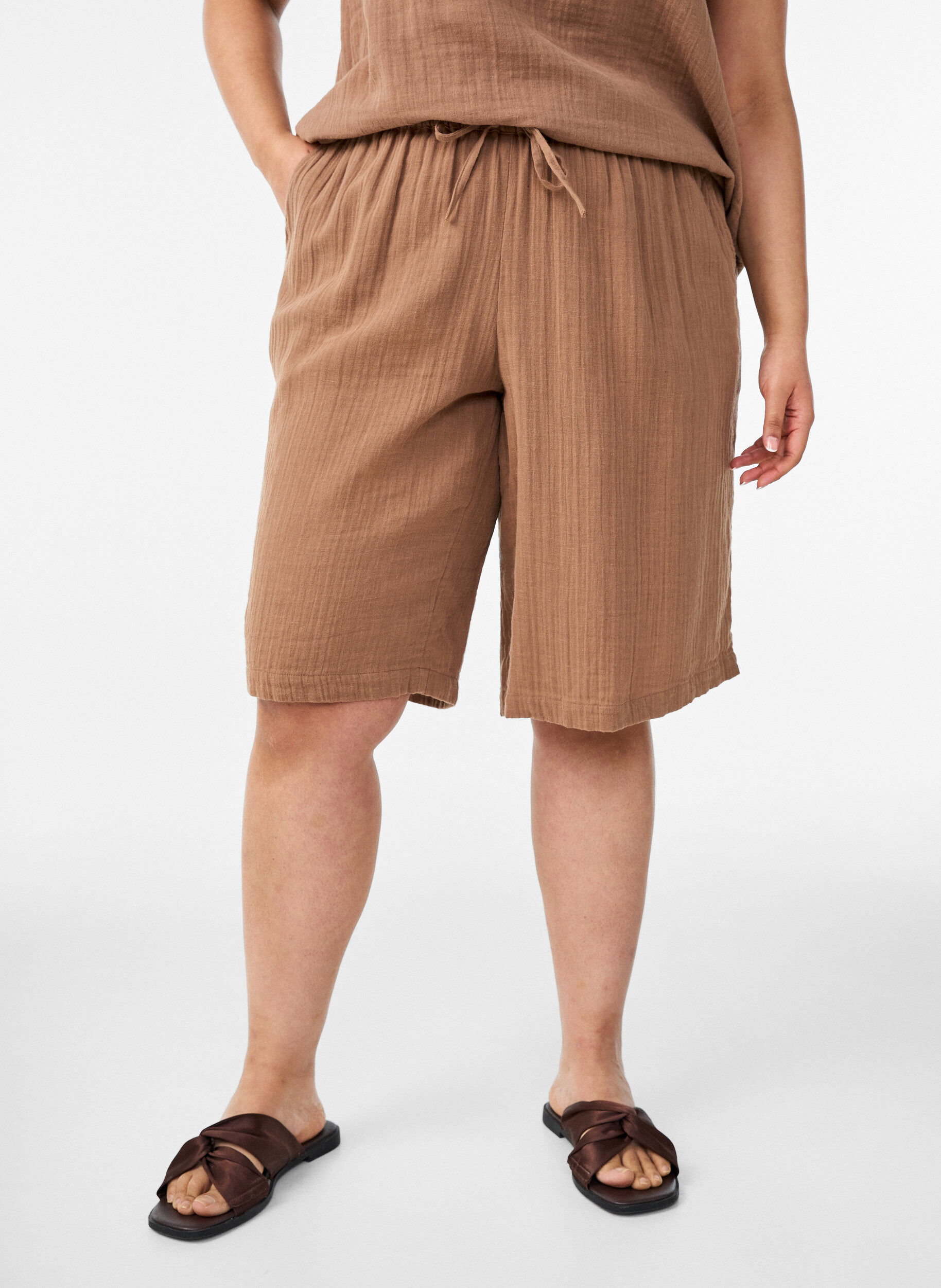 ZizziL&ouml;sa shorts i bomullsmuslin med h&ouml;g midja, Brun, Model image number 0