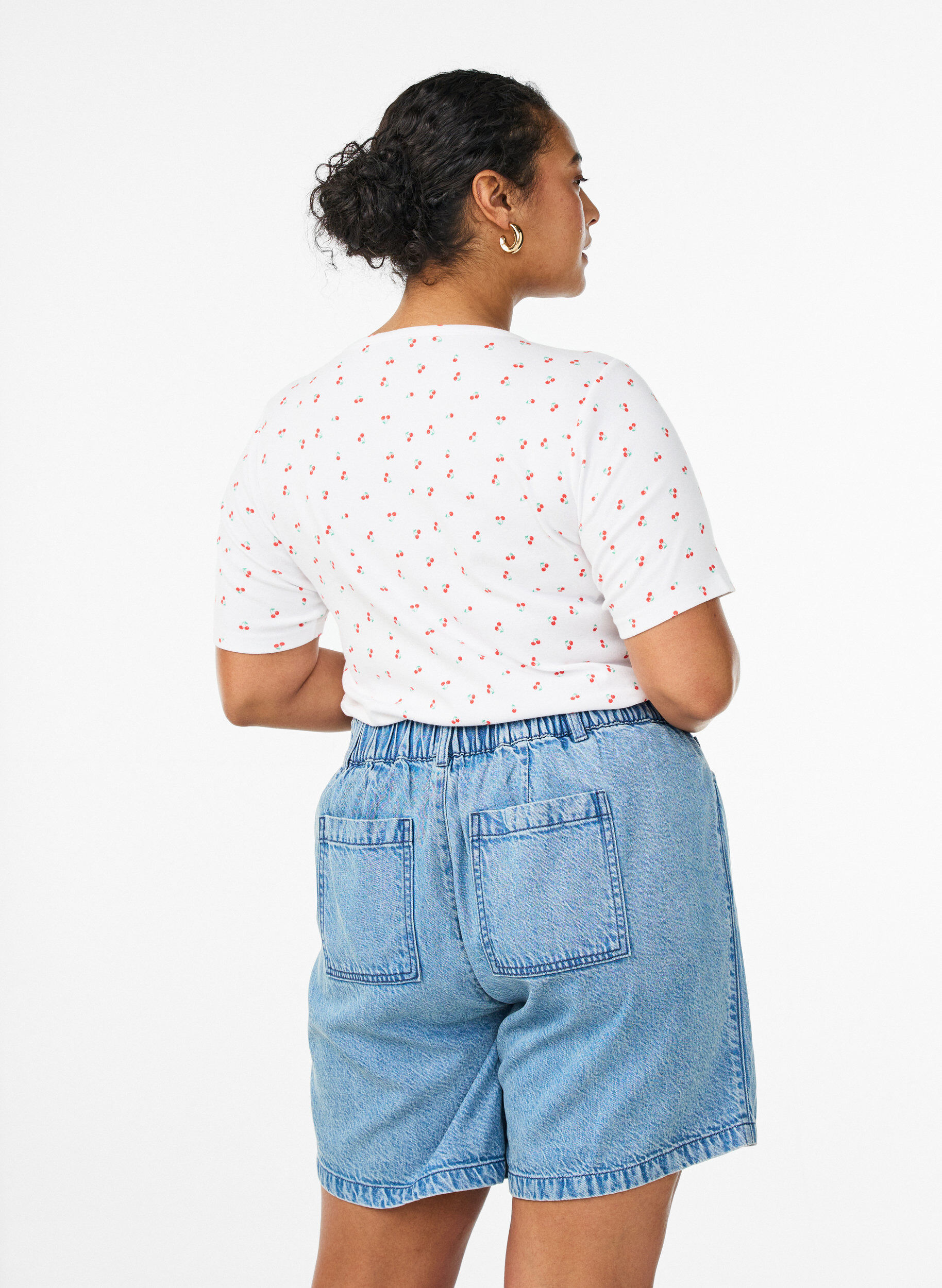 Zizzi L&ouml;sa jeansshorts med h&ouml;g midja, Bl&aring;, Model image number 2