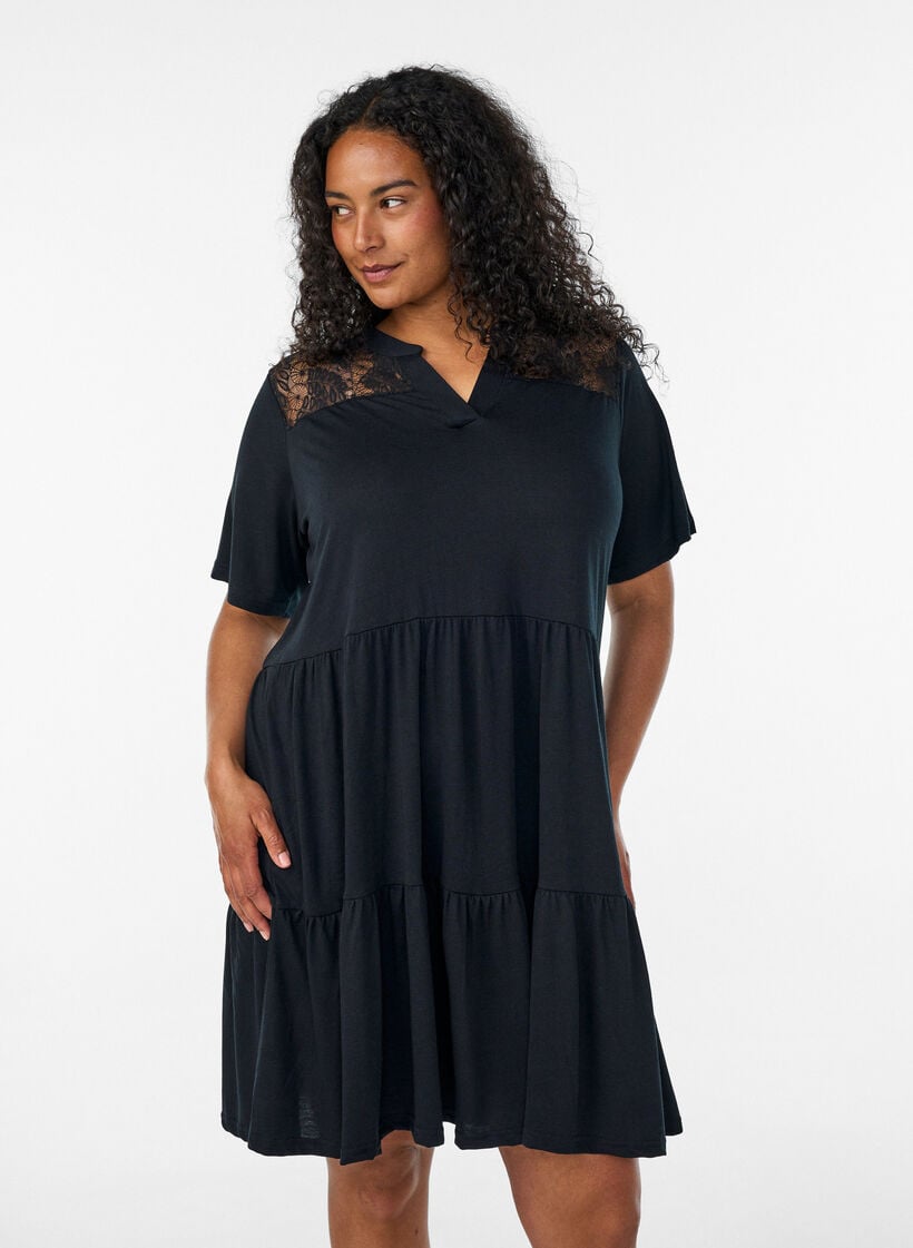 Kl&auml;nning i jersey med spetsdetaljer och lager-p&aring;-lager-kjol, Svart, Model image number 0