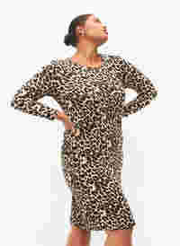 Leopardmönstrad klänning med långa ärmar, Leo, Model