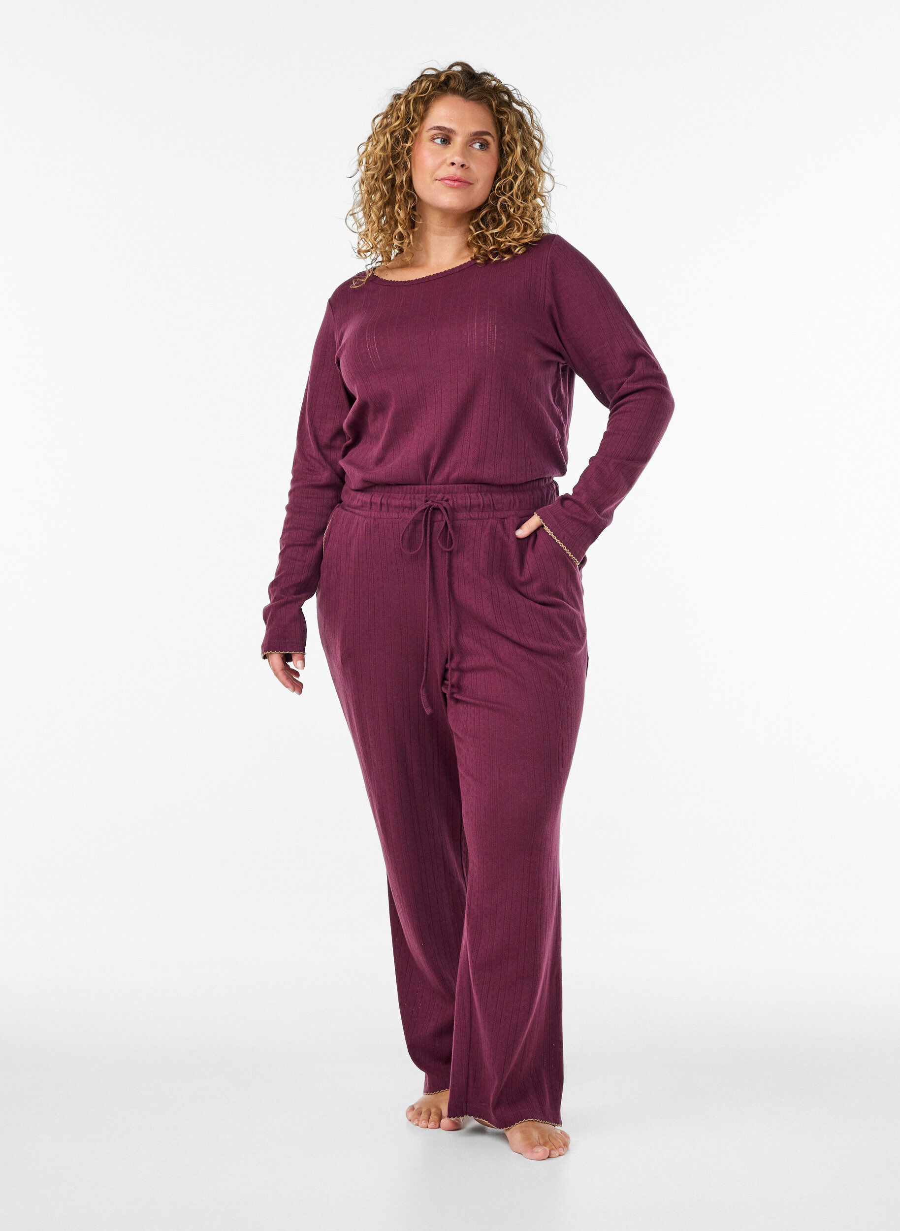 Pyjamasbyxor i ekologisk bomull med h&aring;lbroderi, M&ouml;rk Bordeaux, Model