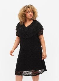 Kortärmad spetsklänning med breda volanger, Black, Model