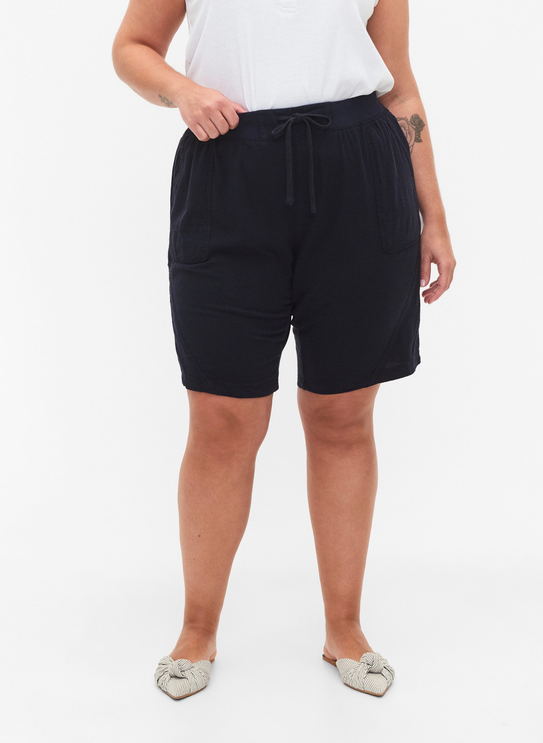 Zizzi L&ouml;sa shorts i bomull med fickor, Bl&aring;, Model image number 4