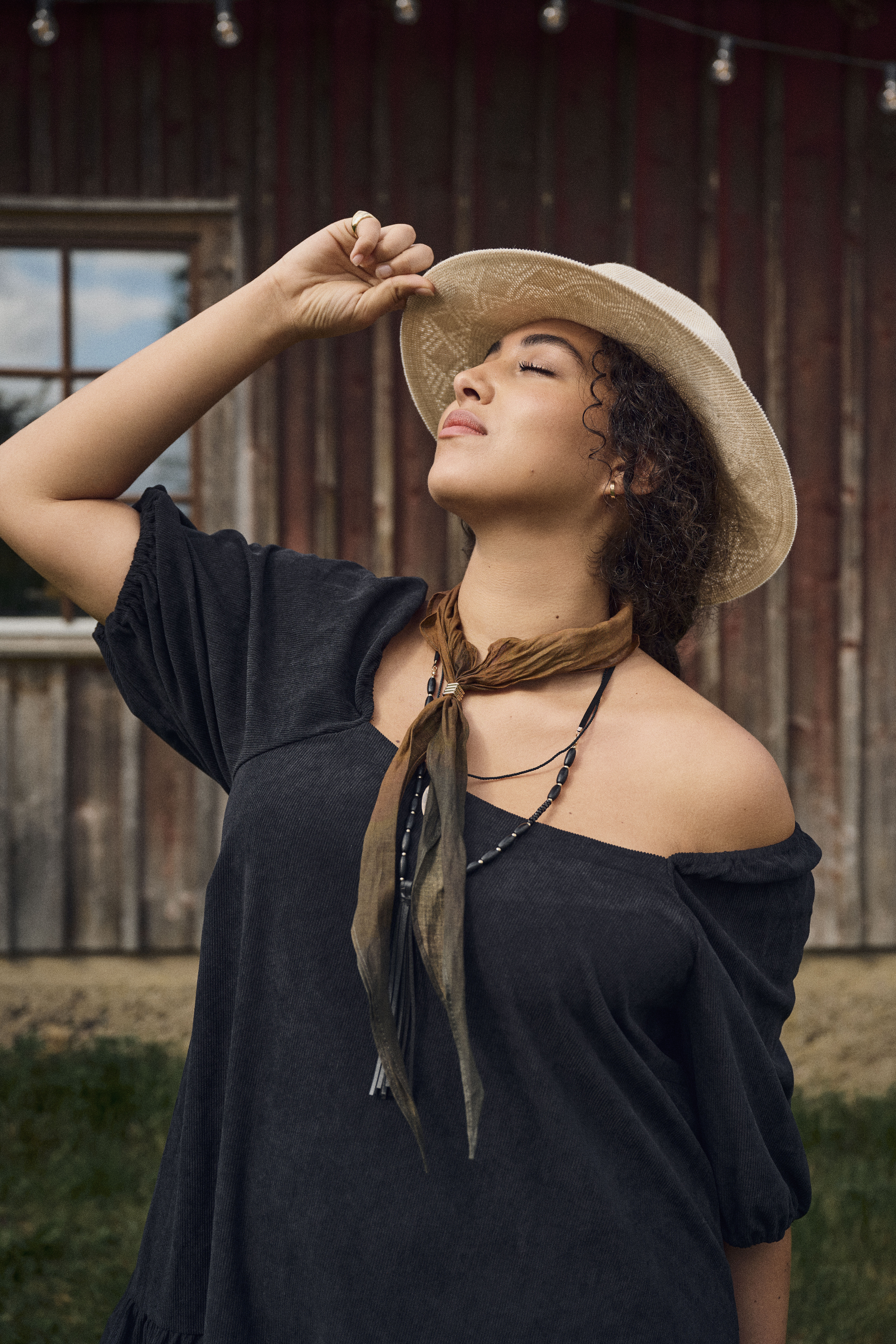 Zizzi Sammetskl&auml;nning med fyrkantig halsringning, , Model