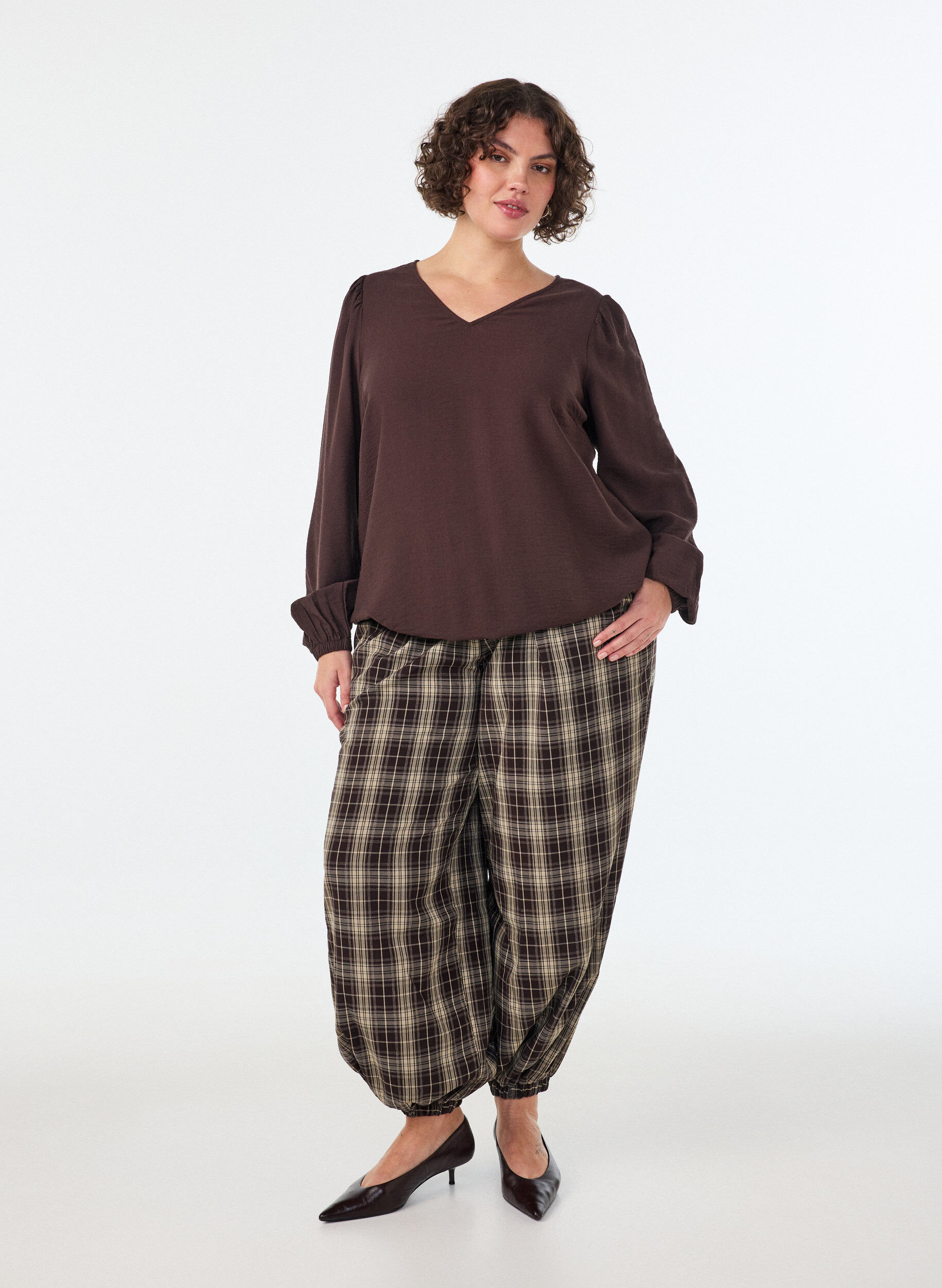 ZizziViskosblus med V-ringning och ballongform, Brun, Model image number 1