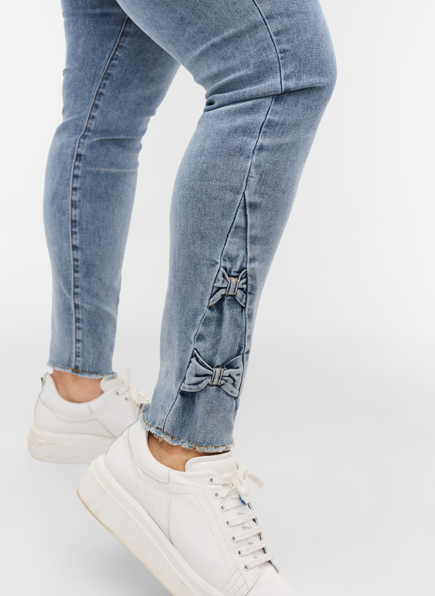 Zizzi Croppade Amy jeans med rosetter, Light blue, Model image number 2