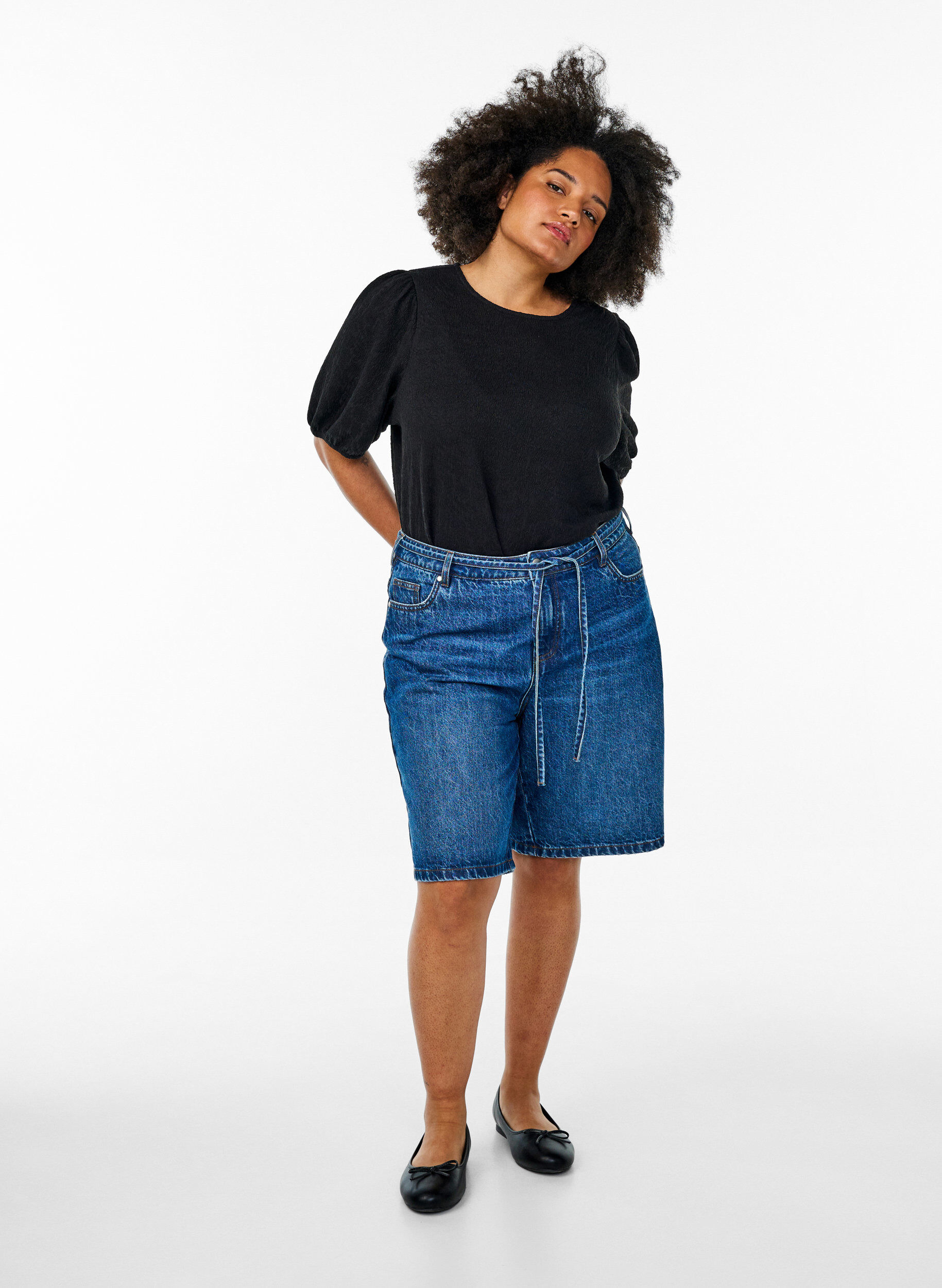 Zizzi Strukturerad blus med korta &auml;rmar, Svart, Model image number 1