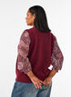 Stickad v&auml;st med dekorativa knappar, M&ouml;rk Bordeaux, Model image number 2