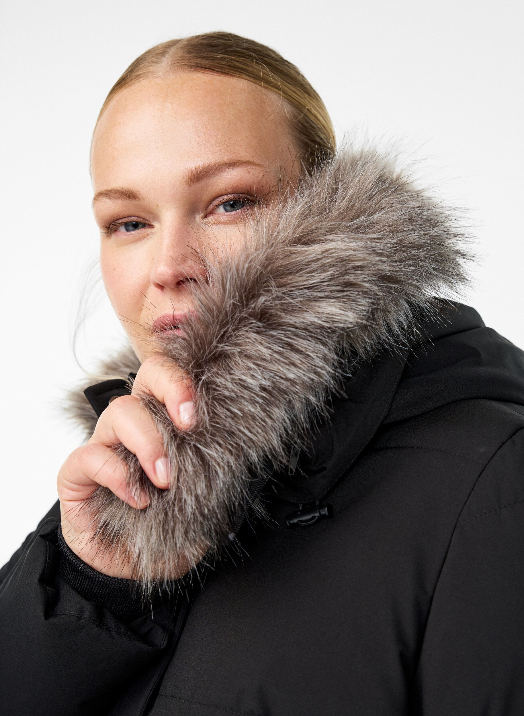 Zizzi Vattenavvisande parkas med krage i fuskp&auml;ls, Svart, Model image number 3