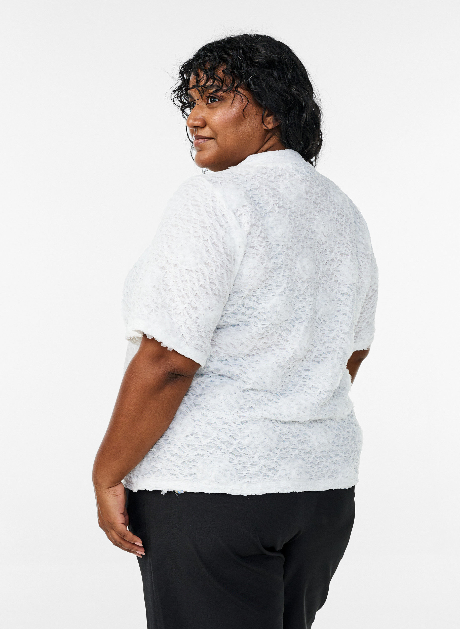 Zizzi Blus med 3D-blommor och korta &auml;rmar, Vit, Model image number 2