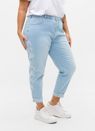 Croppade Mille jeans med mom fit och broderi, Light blue denim, Model image number 3