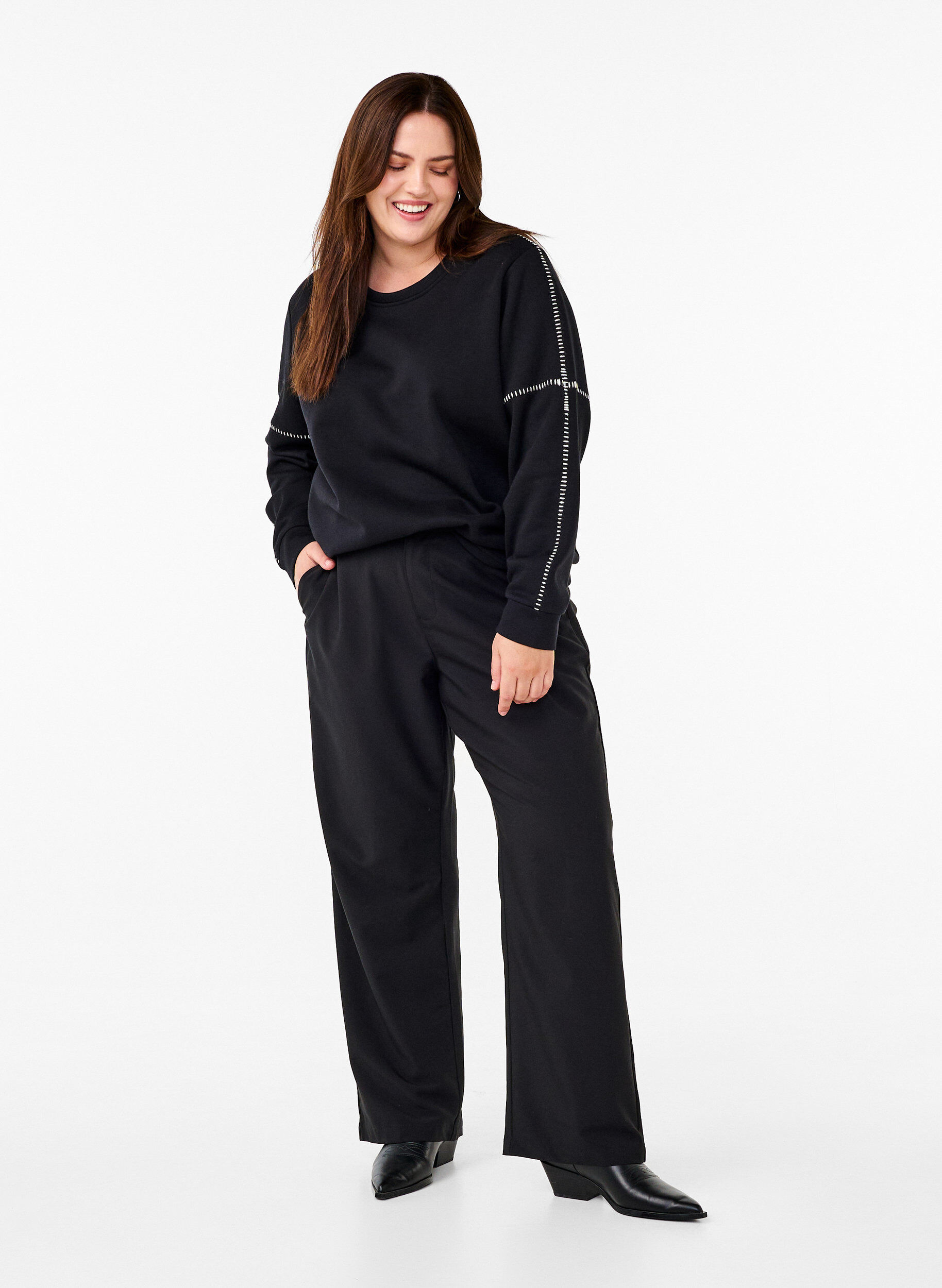 Zizzi Sweatshirt med kontrasts&ouml;mmar, Black, Model image number 2