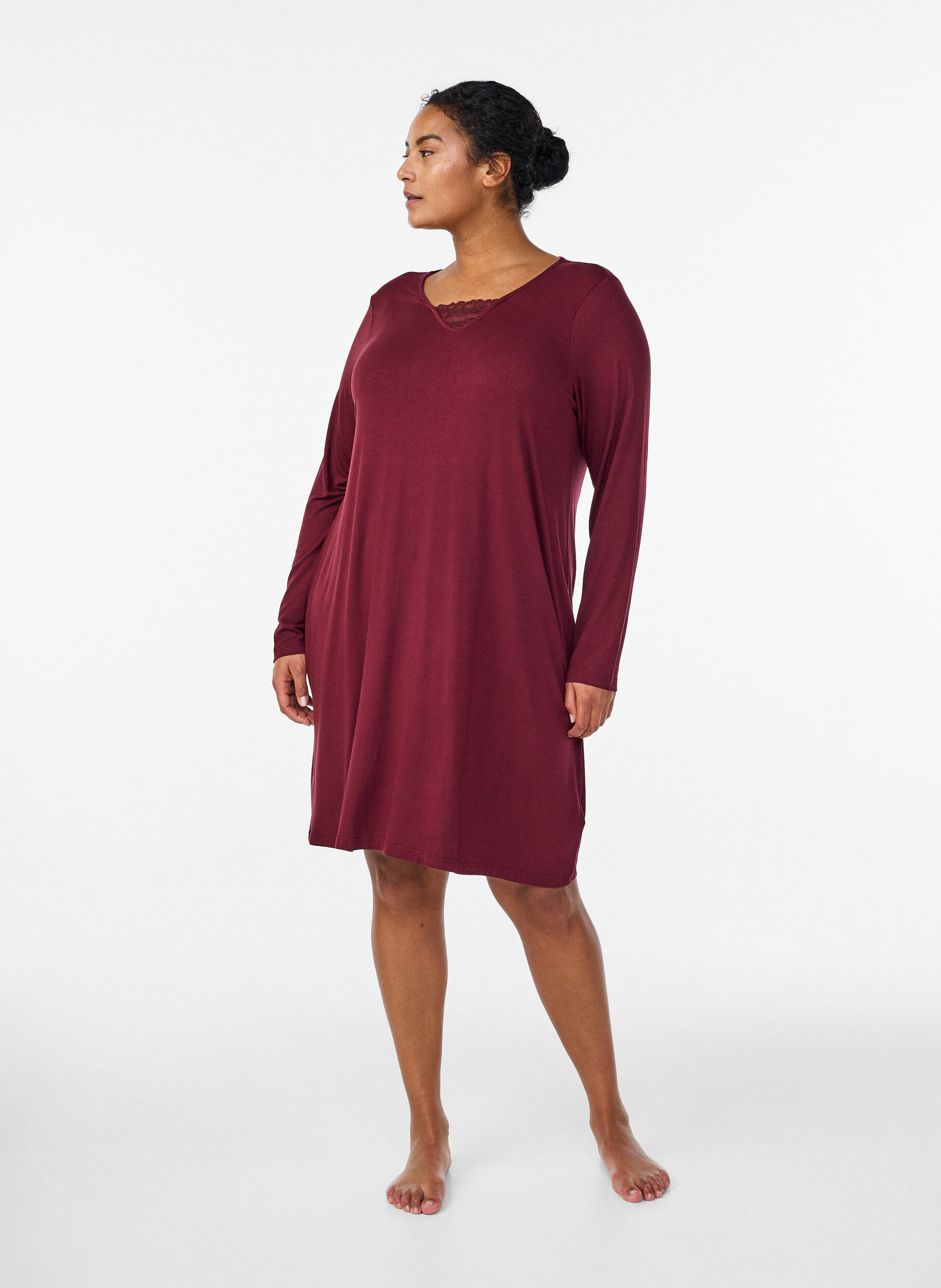 Zizzi L&aring;ng&auml;rmat nattlinne med spetsinf&auml;llning och v-ringning, R&ouml;d, Model image number 1